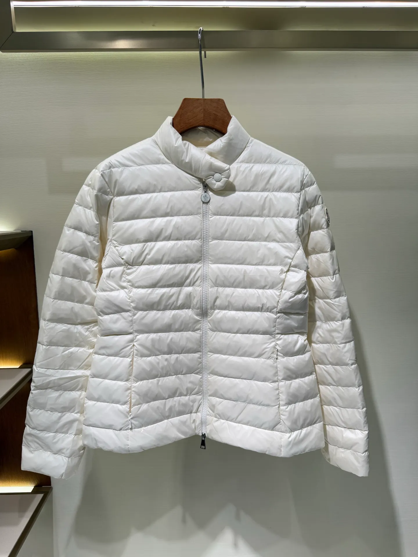 P1060 Moncler Igelle short down jacket for women. The Igelle down jacket is made of longve saison fabric and is suitable for mild weather. This nylon fabric is both warm and lightweight. Designed in a cropped silhouette, it has a slim fit and a nipped-in waist for a feminine silhouette. It is recommended to choose one size up.  Fabric: Made of longue saison fabric, Longue saison lining, filled with down (90 white goose down) Craftsmanship: zipper closure, zipper pockets, customized zigzag wool logo, customized clothing color matching hardware puller (supports NFC chip function) Color: pink black off-white Size: 1 2 3 4 4442040