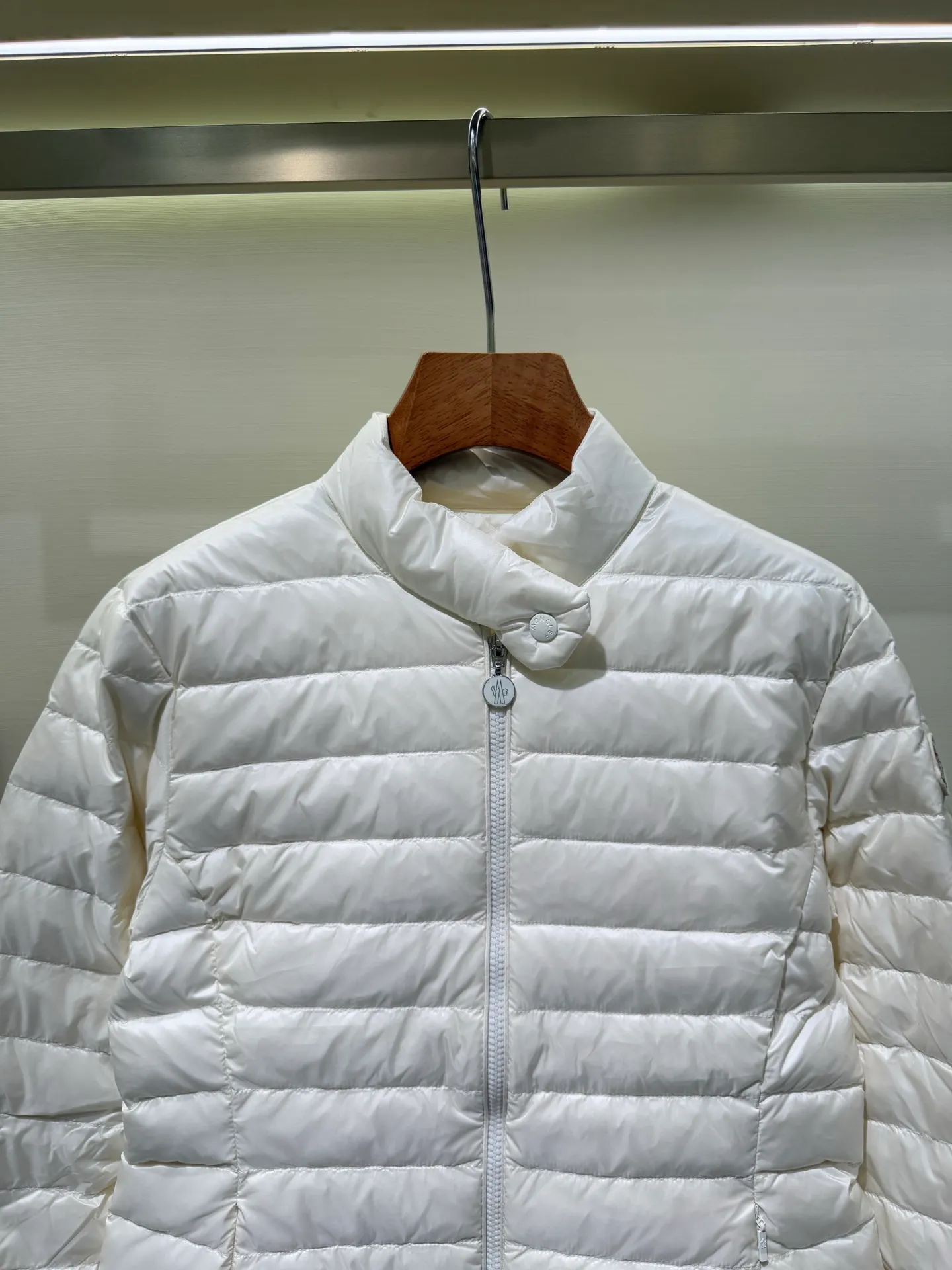 P1060 Moncler Igelle short down jacket for women. The Igelle down jacket is made of longve saison fabric and is suitable for mild weather. This nylon fabric is both warm and lightweight. Designed in a cropped silhouette, it has a slim fit and a nipped-in waist for a feminine silhouette. It is recommended to choose one size up.  Fabric: Made of longue saison fabric, Longue saison lining, filled with down (90 white goose down) Craftsmanship: zipper closure, zipper pockets, customized zigzag wool logo, customized clothing color matching hardware puller (supports NFC chip function) Color: pink black off-white Size: 1 2 3 4 4442040