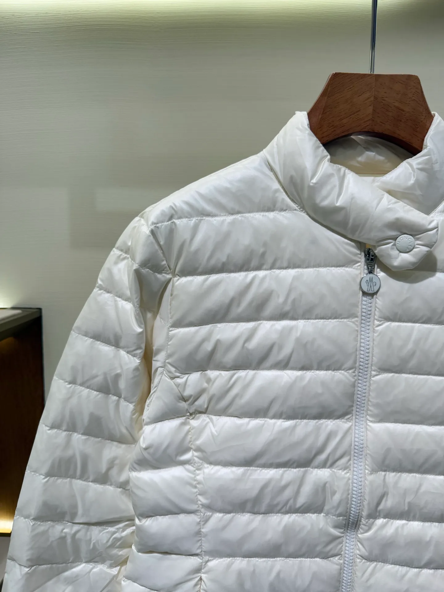 P1060 Moncler Igelle short down jacket for women. The Igelle down jacket is made of longve saison fabric and is suitable for mild weather. This nylon fabric is both warm and lightweight. Designed in a cropped silhouette, it has a slim fit and a nipped-in waist for a feminine silhouette. It is recommended to choose one size up.  Fabric: Made of longue saison fabric, Longue saison lining, filled with down (90 white goose down) Craftsmanship: zipper closure, zipper pockets, customized zigzag wool logo, customized clothing color matching hardware puller (supports NFC chip function) Color: pink black off-white Size: 1 2 3 4 4442040