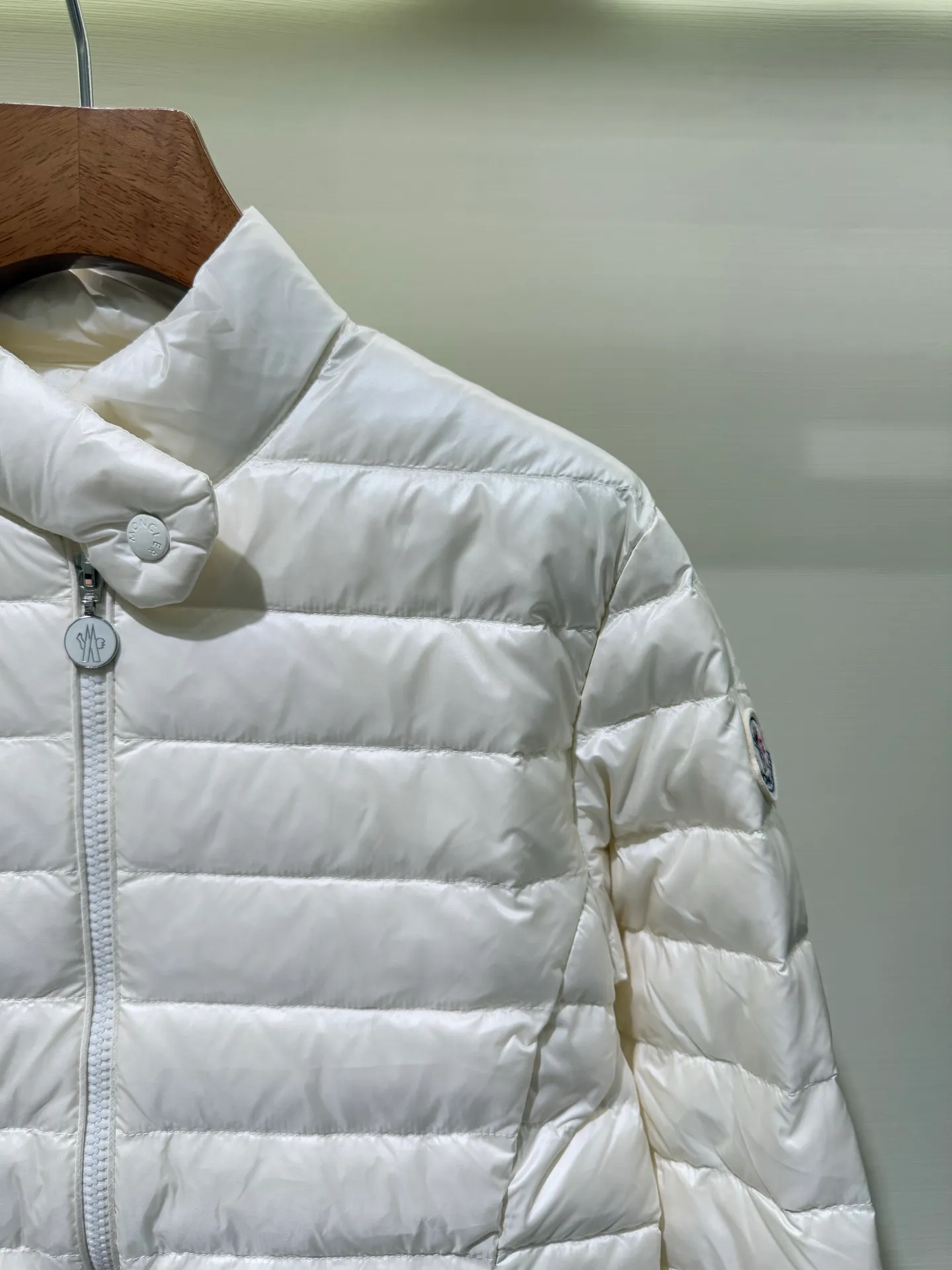 P1060 Moncler Igelle short down jacket for women. The Igelle down jacket is made of longve saison fabric and is suitable for mild weather. This nylon fabric is both warm and lightweight. Designed in a cropped silhouette, it has a slim fit and a nipped-in waist for a feminine silhouette. It is recommended to choose one size up.  Fabric: Made of longue saison fabric, Longue saison lining, filled with down (90 white goose down) Craftsmanship: zipper closure, zipper pockets, customized zigzag wool logo, customized clothing color matching hardware puller (supports NFC chip function) Color: pink black off-white Size: 1 2 3 4 4442040