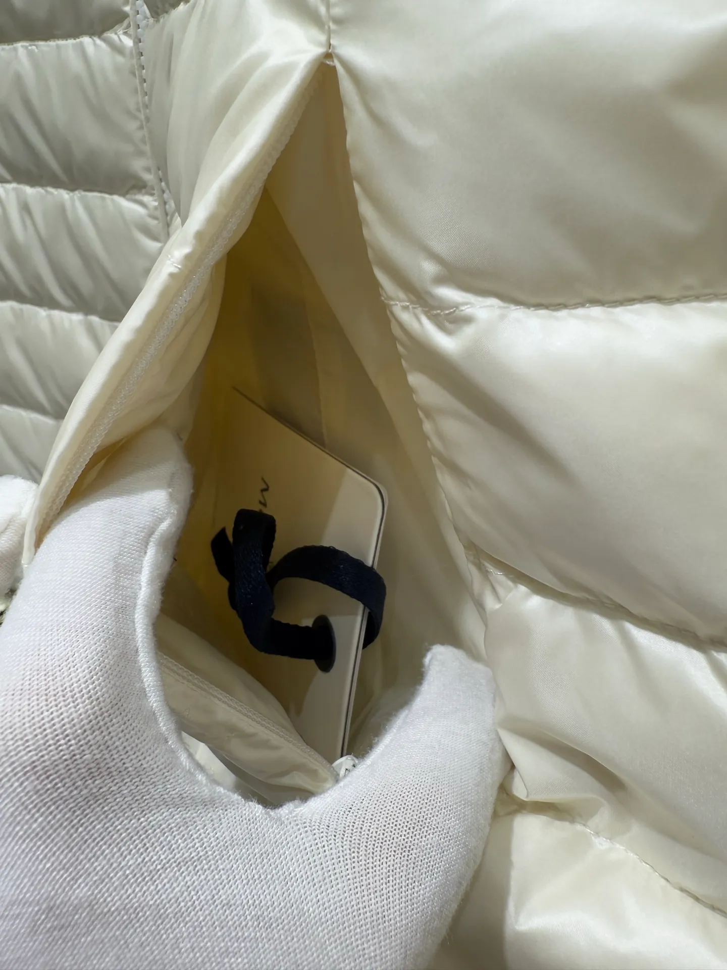 P1060 Moncler Igelle short down jacket for women. The Igelle down jacket is made of longve saison fabric and is suitable for mild weather. This nylon fabric is both warm and lightweight. Designed in a cropped silhouette, it has a slim fit and a nipped-in waist for a feminine silhouette. It is recommended to choose one size up.  Fabric: Made of longue saison fabric, Longue saison lining, filled with down (90 white goose down) Craftsmanship: zipper closure, zipper pockets, customized zigzag wool logo, customized clothing color matching hardware puller (supports NFC chip function) Color: pink black off-white Size: 1 2 3 4 4442040