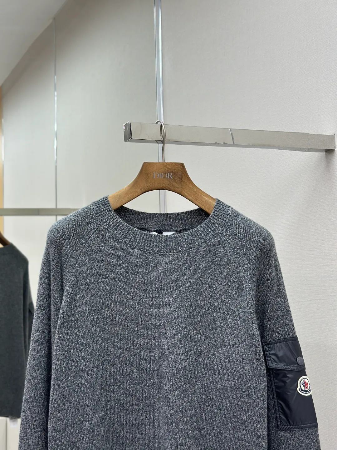 P410 MONCLER 25FW new sleeve pocket sweater is made of wool blended fabric, mainly 90% wool, combined with 10% cashmere. The main body of wool ensures the warmth and comfort of the clothing. The addition of a small amount of nylon and spandex significantly improves the elasticity and wear resistance. The ribbed decorative parts are made of 100% wool, which further enhances the overall texture. Through the high needle count and fine gauge loom, combined with the orderly direction of the internal yarn, the floating yarn is cleverly woven and stored, with almost no unnecessary thread mess. The nylon pockets on the sleeves are decorated with brand logos, which is low-key and luxurious. Size: S-XL