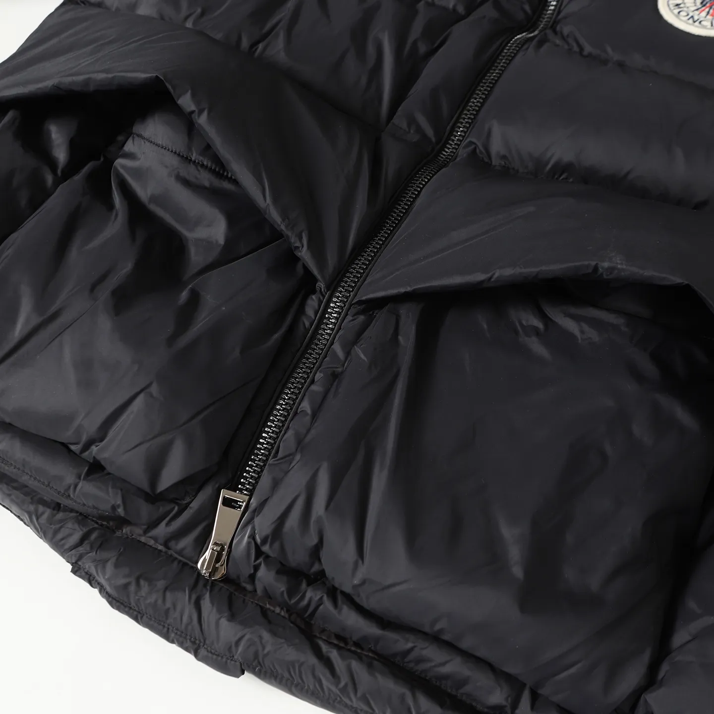 P980 MONCLER/Cistopher Raxxy 3D quilted zipper down jacket of the same style as the star. This down is a men's and women's single product of the Moner  This three-dimensional quilted down jacket is made from lightweight tear-resistant fabric and was created in collaboration with Cistopher Raxxy. This down jacket is inspired by a spiral staircase, with decorative elements that represent the winding steps of destiny. Unisex Details •Made from lightweight ripstop fabric •Micro ripstop lining •Zip closure •Hidden pockets •Wind-proof fly •Zip closure •Quilted patch, down-filled •Co-branded felt logo patch Color: Black/White Size : 0/1/2/3/4