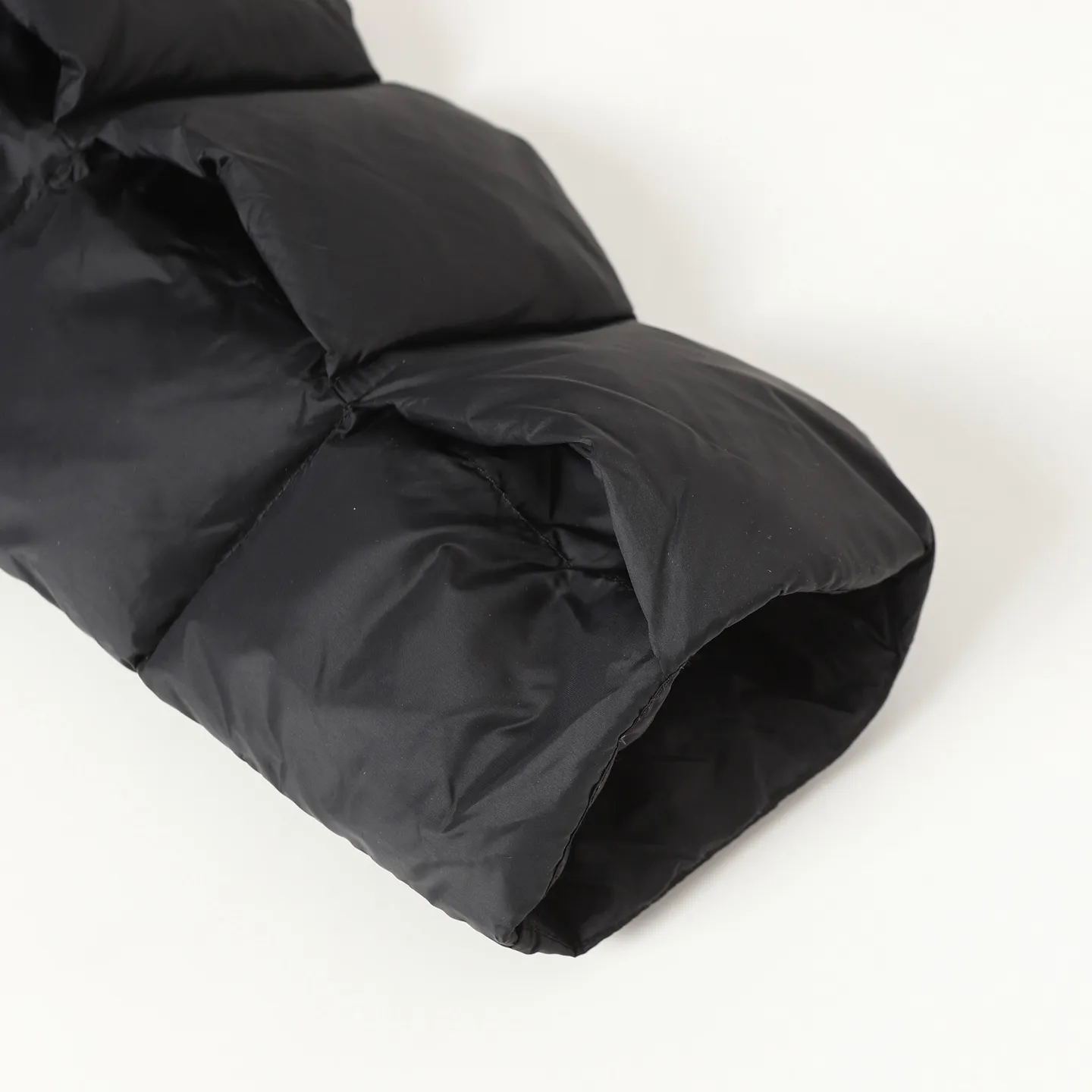 P980 MONCLER/Cistopher Raxxy 3D quilted zipper down jacket of the same style as the star. This down is a men's and women's single product of the Moner  This three-dimensional quilted down jacket is made from lightweight tear-resistant fabric and was created in collaboration with Cistopher Raxxy. This down jacket is inspired by a spiral staircase, with decorative elements that represent the winding steps of destiny. Unisex Details •Made from lightweight ripstop fabric •Micro ripstop lining •Zip closure •Hidden pockets •Wind-proof fly •Zip closure •Quilted patch, down-filled •Co-branded felt logo patch Color: Black/White Size : 0/1/2/3/4