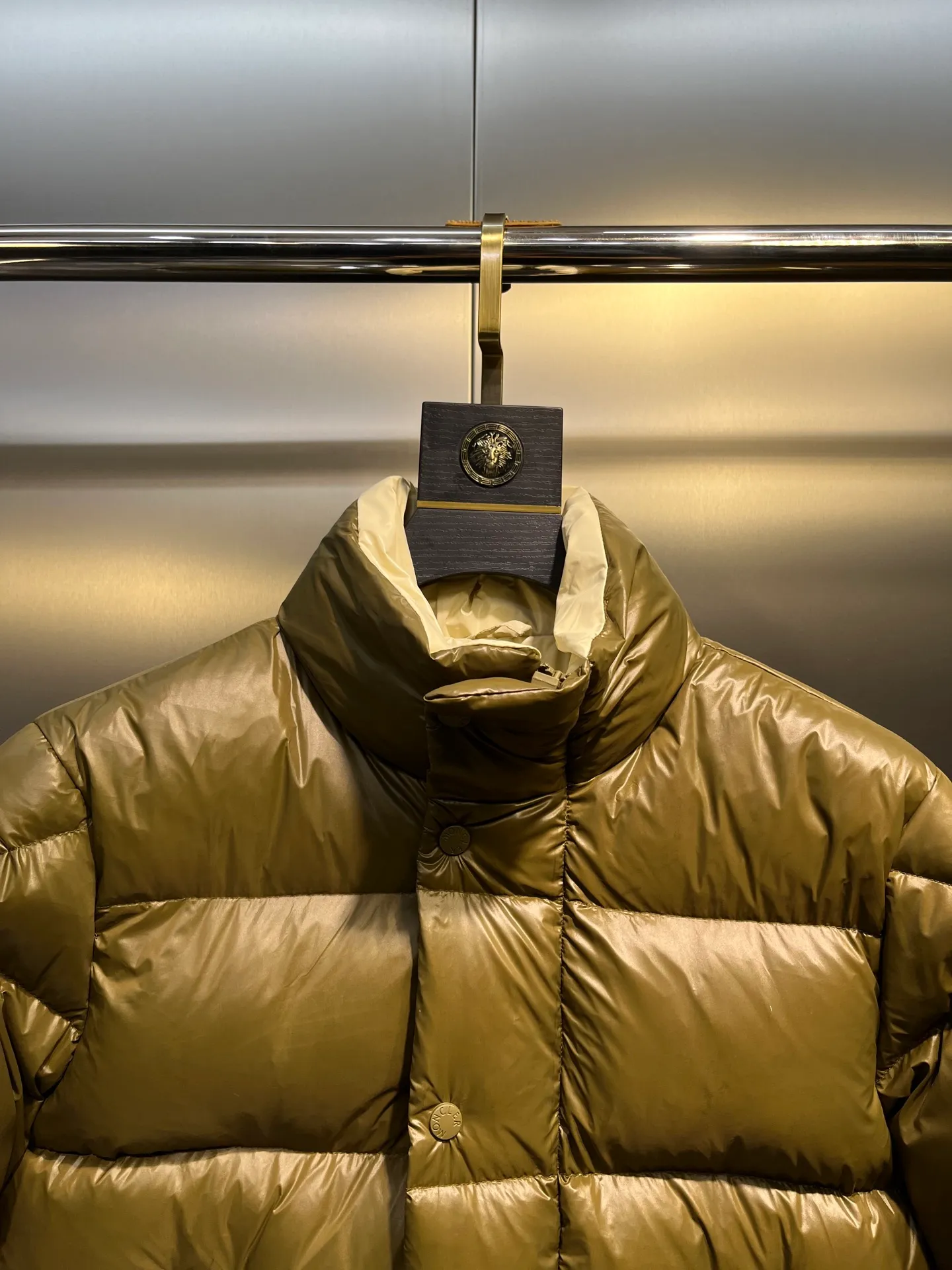 P900 Moncler🌟Moncler's new Tripiti men's short down jacket. The Tripiti down jacket is made of functional shiny nylon fabric, which is comfortable and warm without being heavy. Chenille logo patch highlights the essence of the brand. Style number: Dabiao 1952 Size: 12345