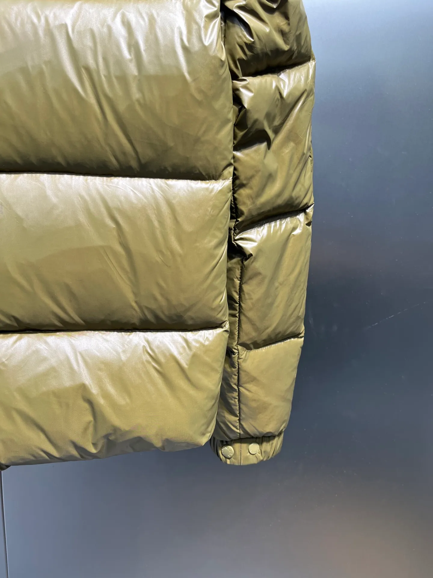 P900 Moncler🌟Moncler's new Tripiti men's short down jacket. The Tripiti down jacket is made of functional shiny nylon fabric, which is comfortable and warm without being heavy. Chenille logo patch highlights the essence of the brand. Style number: Dabiao 1952 Size: 12345
