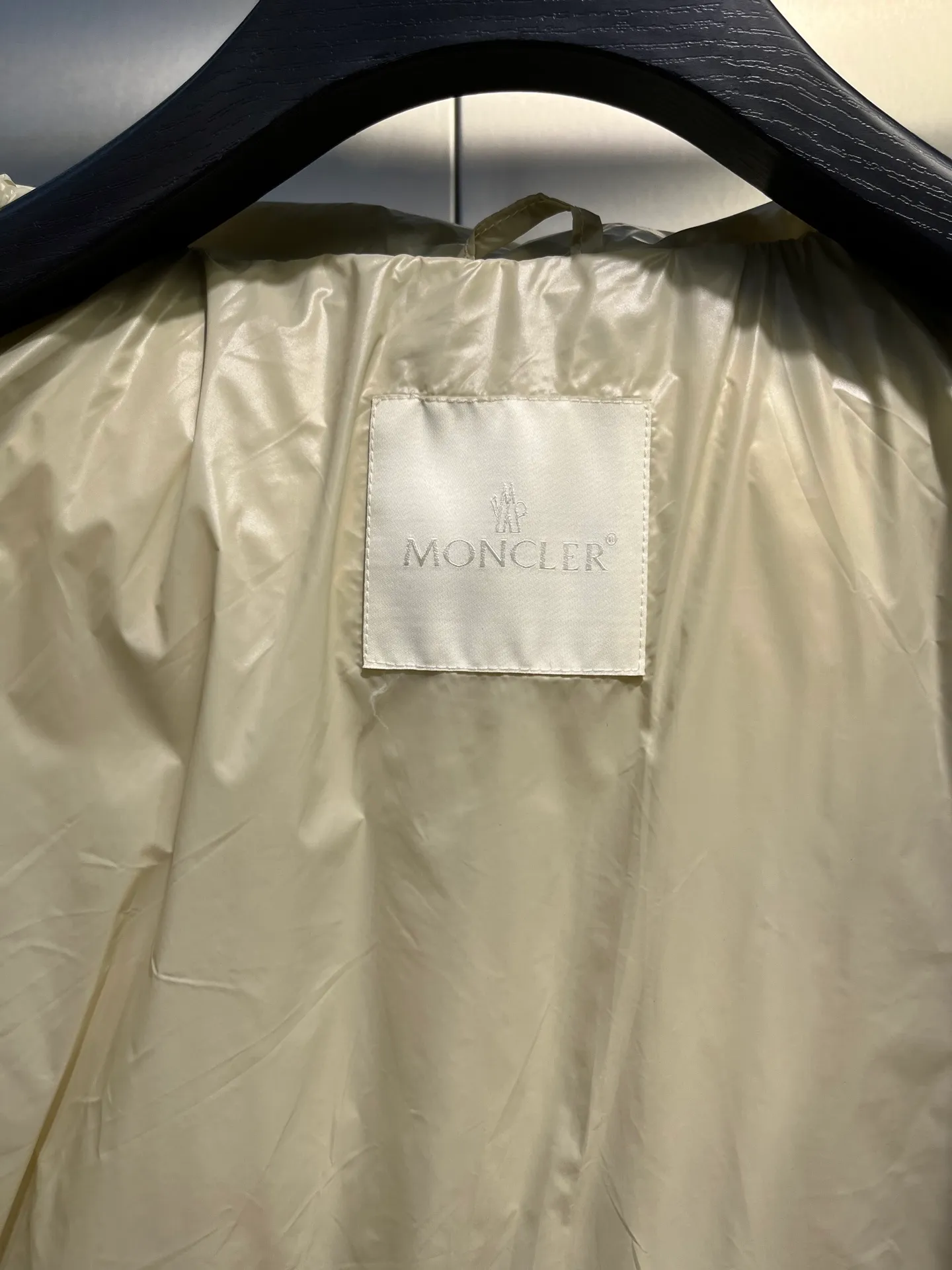 P900 Moncler🌟Moncler's new Tripiti men's short down jacket. The Tripiti down jacket is made of functional shiny nylon fabric, which is comfortable and warm without being heavy. Chenille logo patch highlights the essence of the brand. Style number: Dabiao 1952 Size: 12345