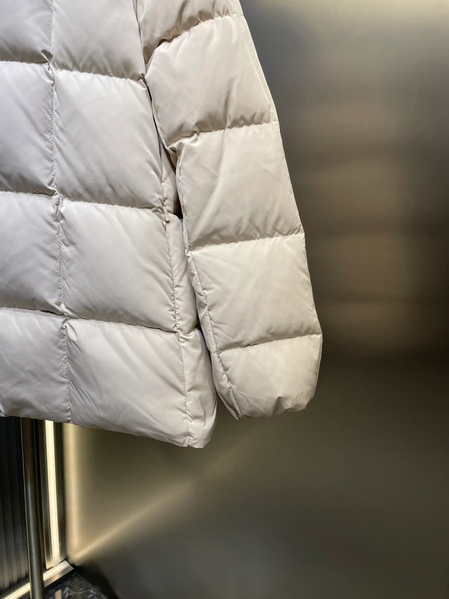 P730 MONCLER 25FW new autumn and winter product Cochevinne women's square quilted down jacket Cochevinne short down jacket reinterprets the classic design, with smooth surface and texture in sharp contrast.  Made of polyester fabric with a beautiful matte finish and soft feel.  Decorated with a quilted geometric pattern for a unique visual effect.  Made of polyester Longue saison lining with down filling Snap-button closure Zippered pockets Leather logo patch Size guide: Regular fit Firm shoulders Flared waist and hips Size: s m l