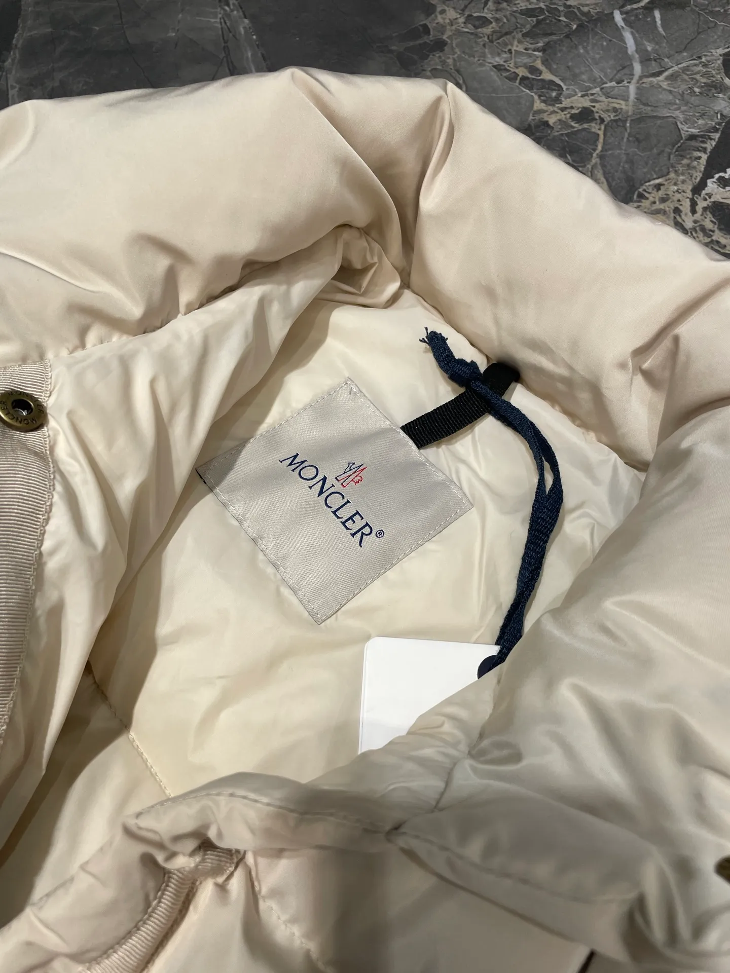P730 MONCLER 25FW new autumn and winter product Cochevinne women's square quilted down jacket Cochevinne short down jacket reinterprets the classic design, with smooth surface and texture in sharp contrast.  Made of polyester fabric with a beautiful matte finish and soft feel.  Decorated with a quilted geometric pattern for a unique visual effect.  Made of polyester Longue saison lining with down filling Snap-button closure Zippered pockets Leather logo patch Size guide: Regular fit Firm shoulders Flared waist and hips Size: s m l