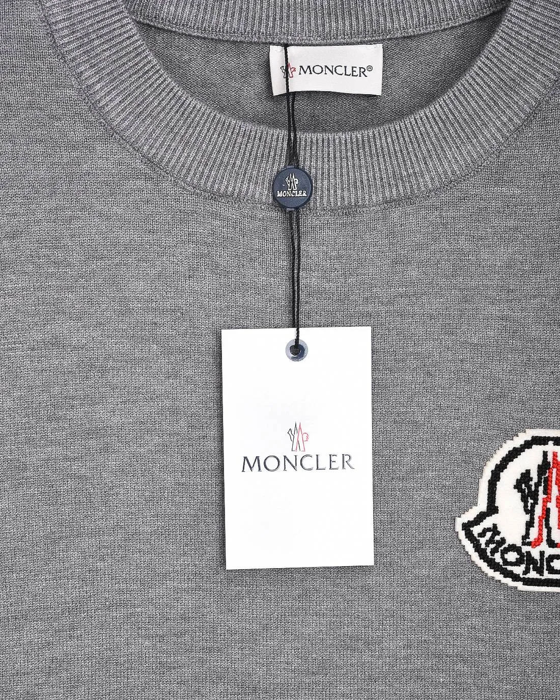 P230 MONCLER/Muzzled 2025Fw Classic chest badge logo letter logo Simple casual pullover sweater Imported wool blended fabric Upgraded, inspired by the 1980s retro Original fabric Official same style Round neck Long sleeve Suit Customized mesh sweater knitted fabric Very comfortable feel The latest brick cabinet synchronization in spring and summer Fashionable and individual Super versatile and good-looking style Very suitable for both men and women A must-have style Tag Collar tag Washed wheat Complete with three standards Color: Black. White. Gray. Size: M-3XL