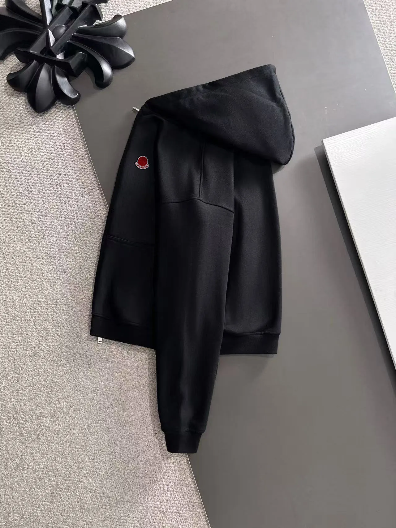 Next day delivery P460 High quality MONCLER/muzzle Exclusive debut of 25ss new autumn and winter lapel double zipper hooded sweatshirt jacket Many stars have the same style. Craftsmanship that ordinary small workshops cannot copy. We are not afraid of any challenges in terms of materials, detail restoration and craftsmanship, just to provide you with wonderful products. Compare the top original versions at will. No expense is spared just to do better. Unique imported fabric feel. Purely imported German machine production. Precision operation and thousands of needle density. A full set of new accessories with three standards can be customized at the same time. The upper body is versatile and fashionable. The perfect choice for autumn and winter. The must-have item. Size chart: S to XXL (or state your height and weight when placing an order)