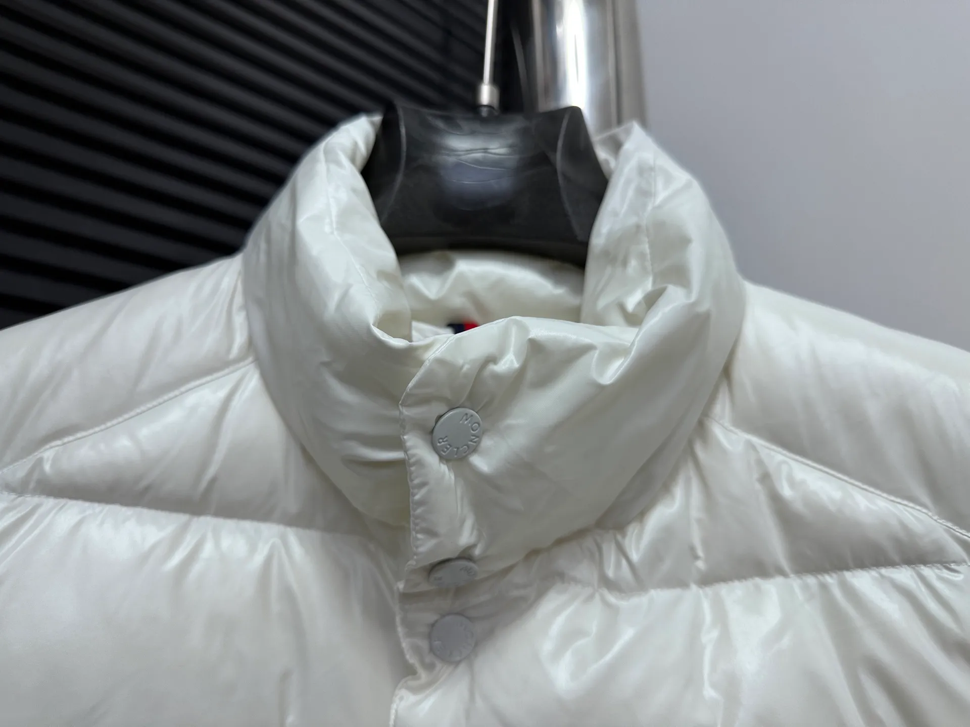 P540 [Moncler] Mouth-mounted Down Vest. Original custom-made hardware and accessories. All imported and original customization. Welcome to compare. Absolutely high quality. Use top-grade 95 white duck down. Super soft. Filled with fluffy and full feathers. Super heavy-duty. Fabric workmanship. Perfect pattern. Pay attention to the fabric. Super comfortable. Exclusive model. Non-market product. Same style for men and women. Size: 123456