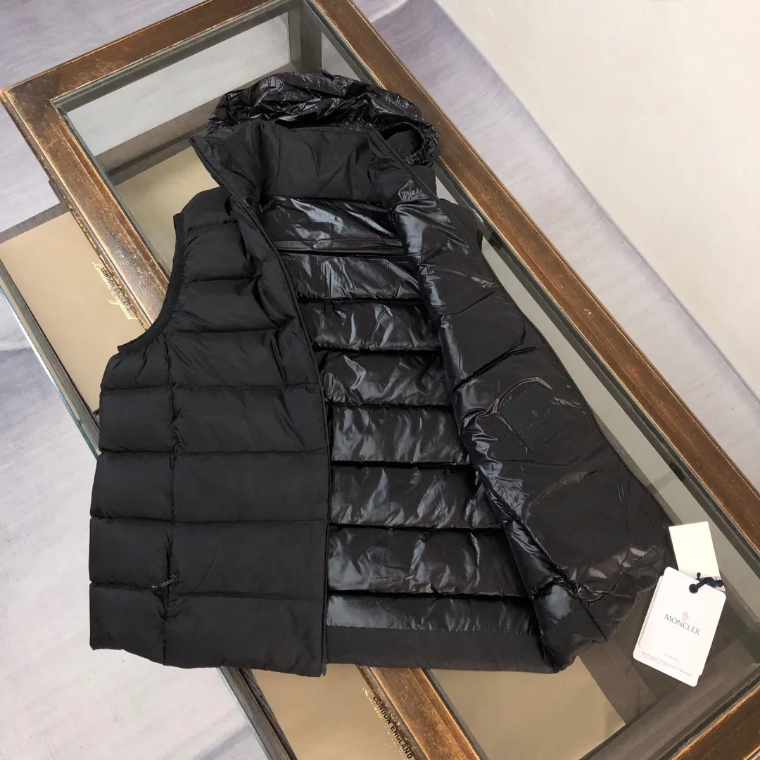 P660 🔥🔥Moncler 24 autumn and winter latest model! Fashionable down vest! Down vest! Hat can be hidden! The 100% cotton fabric selected from customers has extremely superior waterproof and breathable properties, and the fabric feels very soft, smooth and shiny! The inner filling is 90% white duck down, which has excellent fluffiness and resilience, and its cold-proof performance is unquestionable! Zipper pulls with customer-supplied brand letters engraved on them show off the aura of big brands everywhere, and they look good no matter how simple and elegant you wear them! Lightweight, convenient and warm, it can be paired with sweaters or sweatshirts! Fashionable and versatile ❤️ Color: black white Size: 12345 (M～3xl)