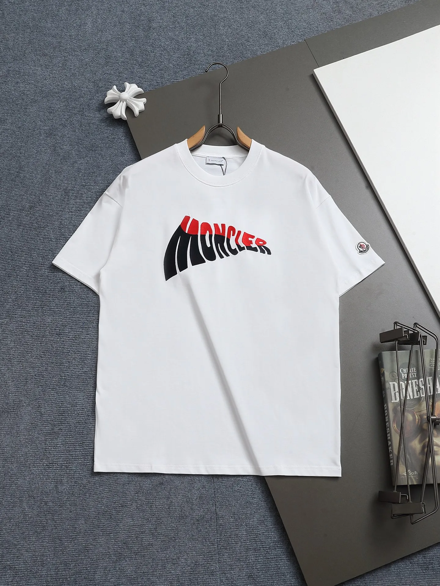P140 MONCLER/Muzzled 260g round neck short-sleeved T-shirt, color block embroidery🪡letter LOGO brand seal design logo, official synchronization, high version, high quality, fashionable personality, versatile trend, pure original quality, original fabric, tag, collar label, washed wheat, complete three labels, color: black, white. Size: XS-L