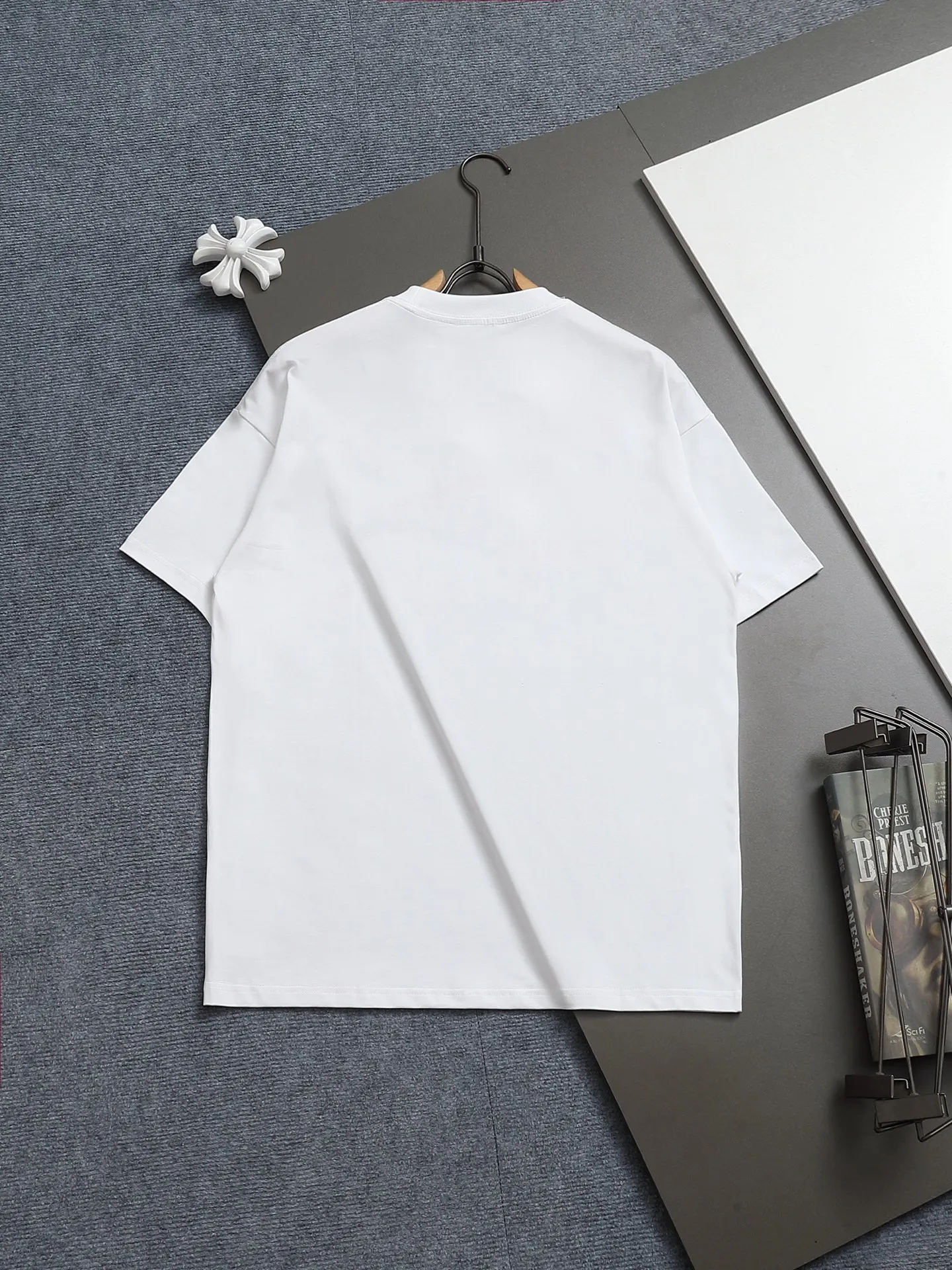P140 MONCLER/Muzzled 260g round neck short-sleeved T-shirt, color block embroidery🪡letter LOGO brand seal design logo, official synchronization, high version, high quality, fashionable personality, versatile trend, pure original quality, original fabric, tag, collar label, washed wheat, complete three labels, color: black, white. Size: XS-L