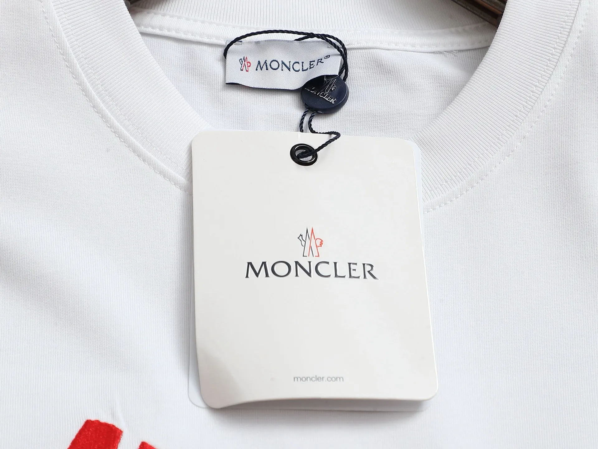 P140 MONCLER/Muzzled 260g round neck short-sleeved T-shirt, color block embroidery🪡letter LOGO brand seal design logo, official synchronization, high version, high quality, fashionable personality, versatile trend, pure original quality, original fabric, tag, collar label, washed wheat, complete three labels, color: black, white. Size: XS-L