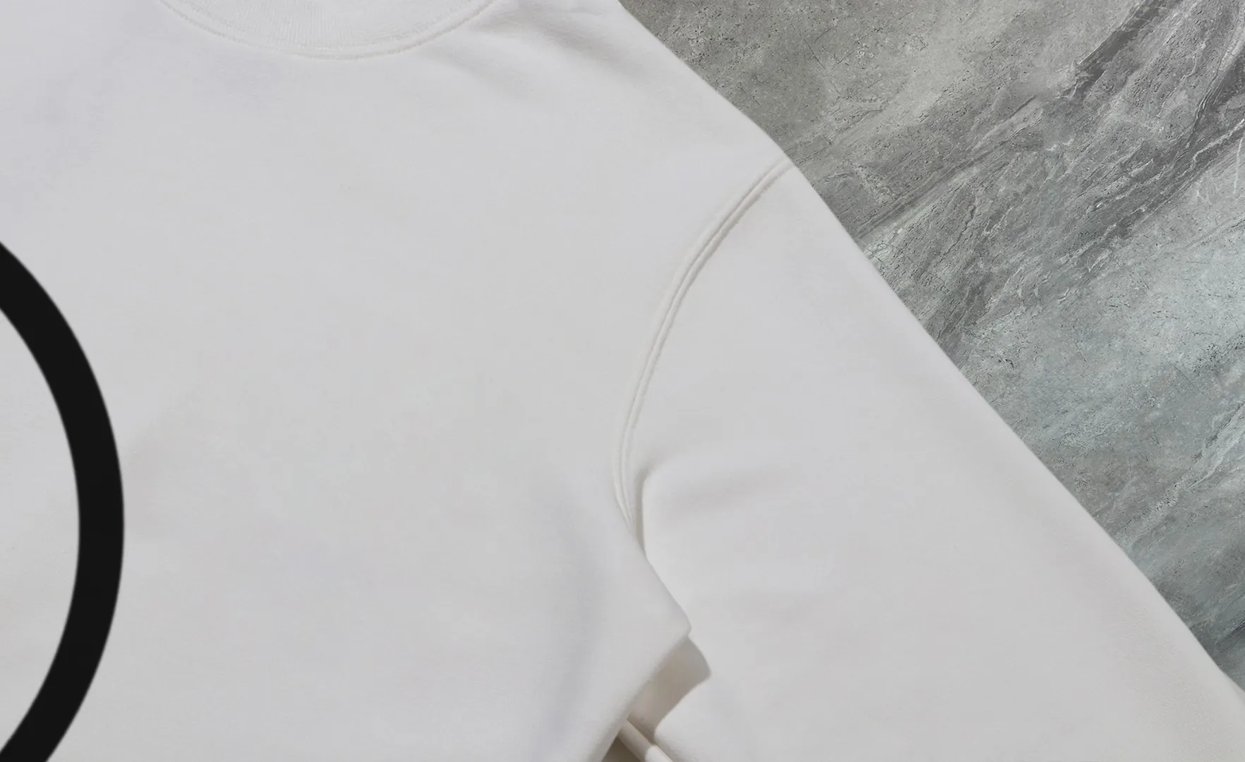 P210 High-version sweatshirt) [Long-term stock] 〖𝐌𝐎𝐍𝐂𝐋𝐄𝐑~Mask〗 Made of 440g heavy-weight fabric. It is different from the market currency. It can be matched with any variety and is properly handsome. 😎The whole dress is made of double waistcoats. The double waistcoats make the whole dress more three-dimensional. Not ordinary factories can do such fine work. 2025 Spring runway version of the T stage, on sale at the counter, round neck terry sweatshirt, high-end double-strand pure cotton, custom-made stretch ribs, dyed in the same vat, complete with three standards, matched with exquisite embroidered LOGO on the chest, simple and advanced, same style for men and women. Color: black, apricot, white, size: S M L XL 2XL