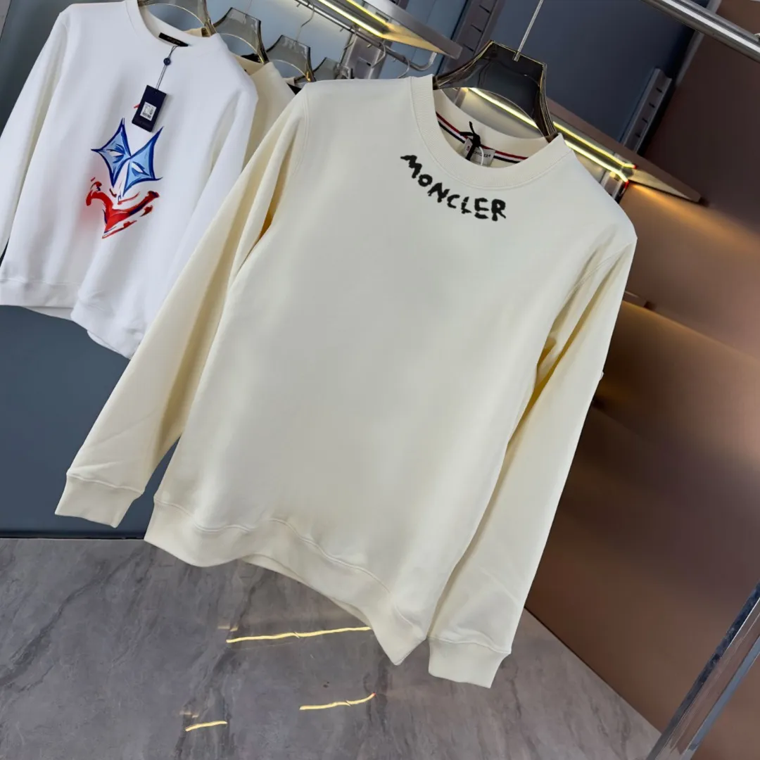 P210 high version sweatshirt) 📦With exclusive picture packaging📦 [Long-term ready stock] Upgraded version "Mobile phone smart sensor ~ NFC chip armband ~ Direct access to the official website anti-counterfeiting" 〖 𝐌𝐎𝐍𝐂𝐋𝐄𝐑 ~ Mouth covering〗 2025 new high quality, using 450g heavyweight fabric Different from the market currency, you can mix and match everything at will and you will be handsome😎The whole clothes is made of double waistcoats. The double waistcoats make the whole dress more three-dimensional. It is not an ordinary factory that can do such fine work. 2025 autumn and winter new style, on sale at the counter, exquisite printed round neck terry sweatshirt. High-end double-ply cotton. Customized stretch ribs are dyed in the same vat. Three standards are complete. It is matched with digital printing patterns and is very breathable. Same style for men and women. Color: black, white, apricot. Size: S M L XL 2XL