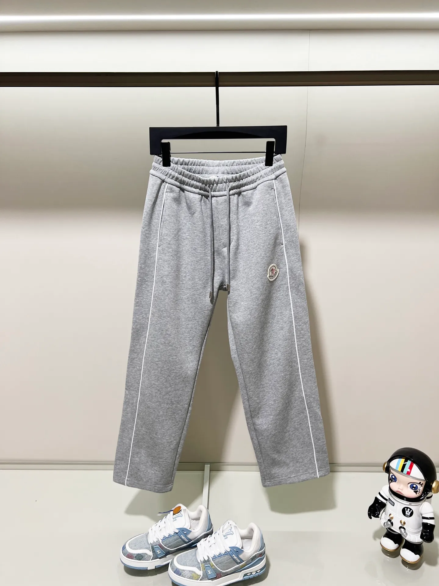 P260 MONCLER/Muzzle Selected 400g custom fabric sweatpants, brand chapter webbing craftsmanship, exquisite embroidery🪡letter LOGO, official synchronization, high version, high quality, fashionable personality, versatile trend, pure original quality, original fabric, tag, collar label, washed wheat, complete three standards, color: black, gray. Size: M-3XL