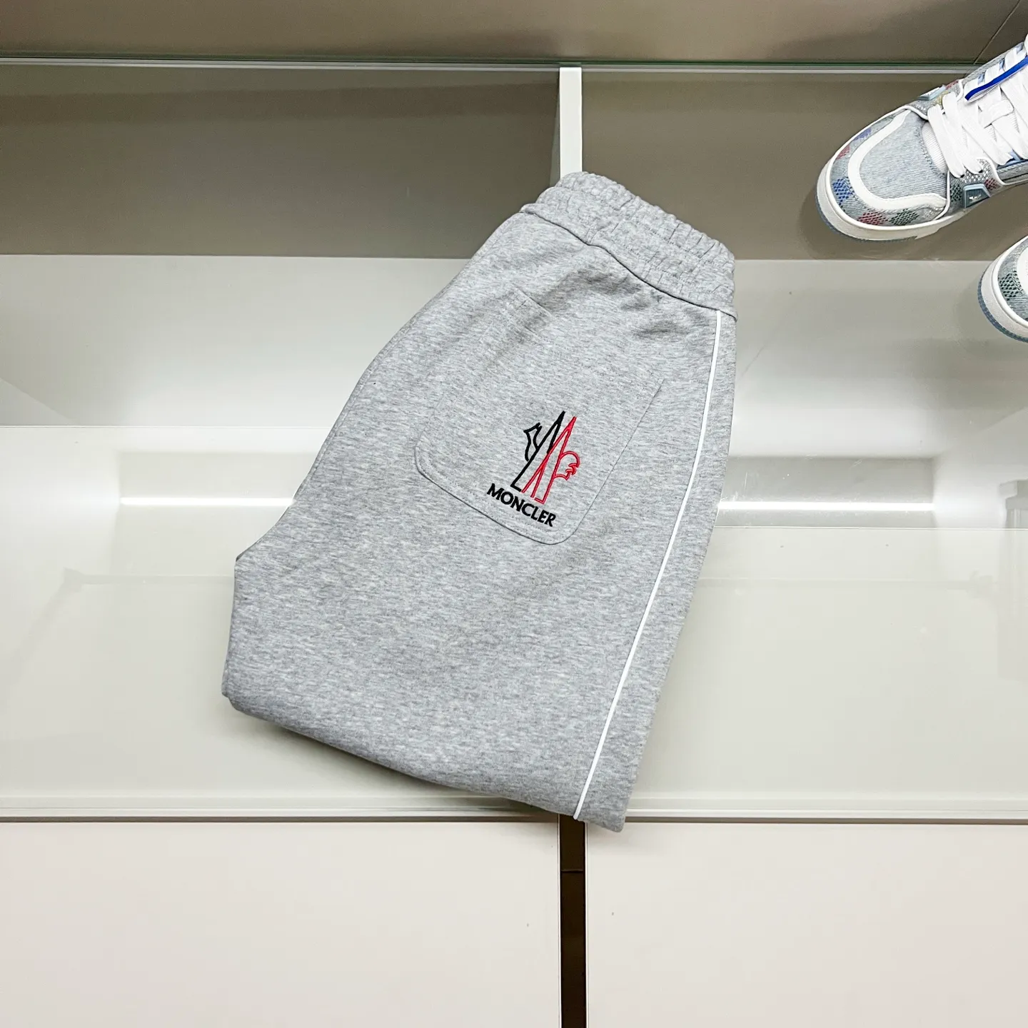 P260 MONCLER/Muzzle Selected 400g custom fabric sweatpants, brand chapter webbing craftsmanship, exquisite embroidery🪡letter LOGO, official synchronization, high version, high quality, fashionable personality, versatile trend, pure original quality, original fabric, tag, collar label, washed wheat, complete three standards, color: black, gray. Size: M-3XL