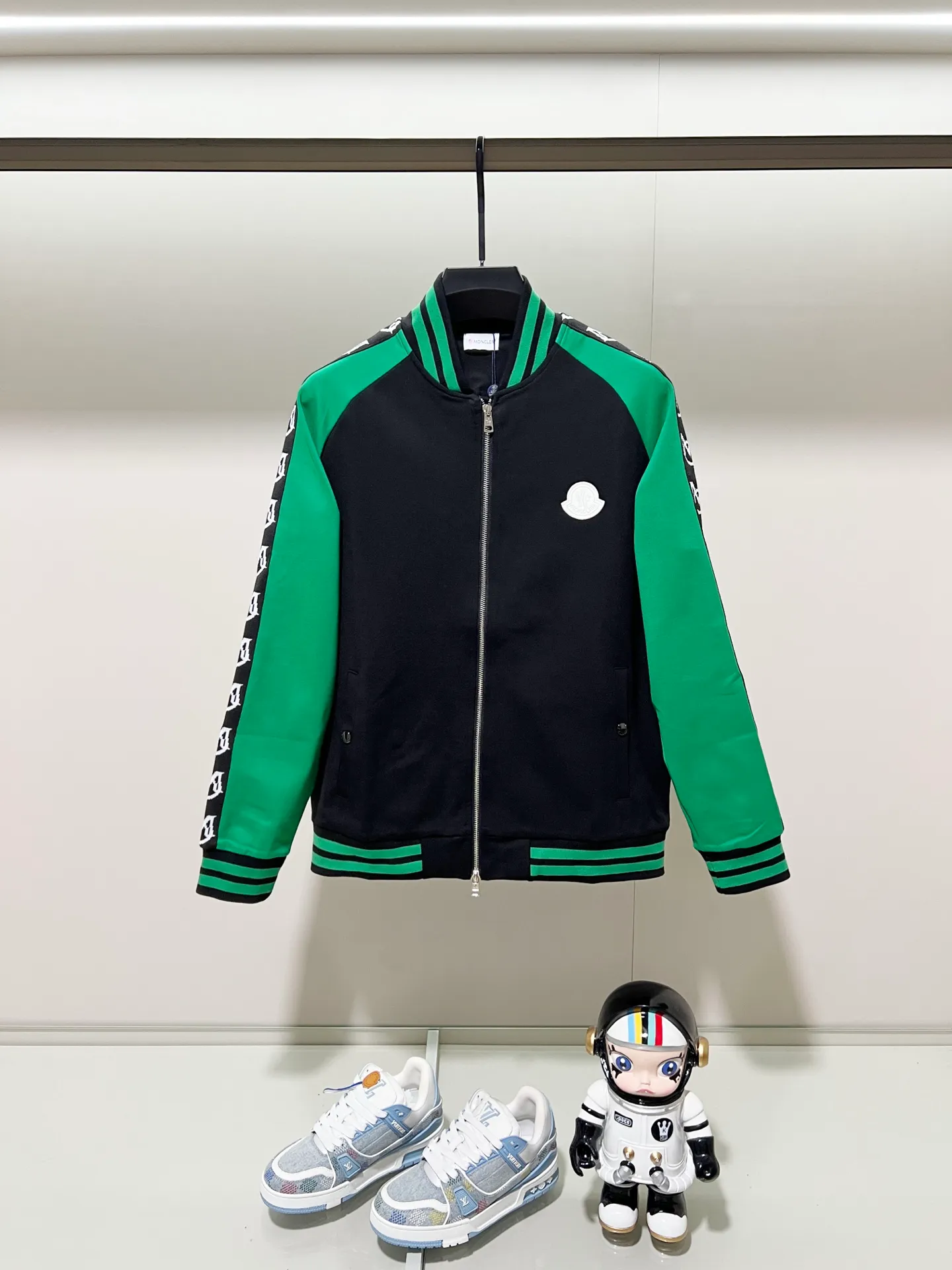 P270 MONCLER/Mask Customized fabric suit zipper jacket Color-blocking design embroidery🪡Micro-labeled LOGO hand sleeve webbing technology Official synchronization High version High quality Fashion personality Versatile trend Pure original quality Original fabric Hang tag Collar label Washed wheat Complete three labels Color: black and white. Black green. Black yellow. Size: S-2XL