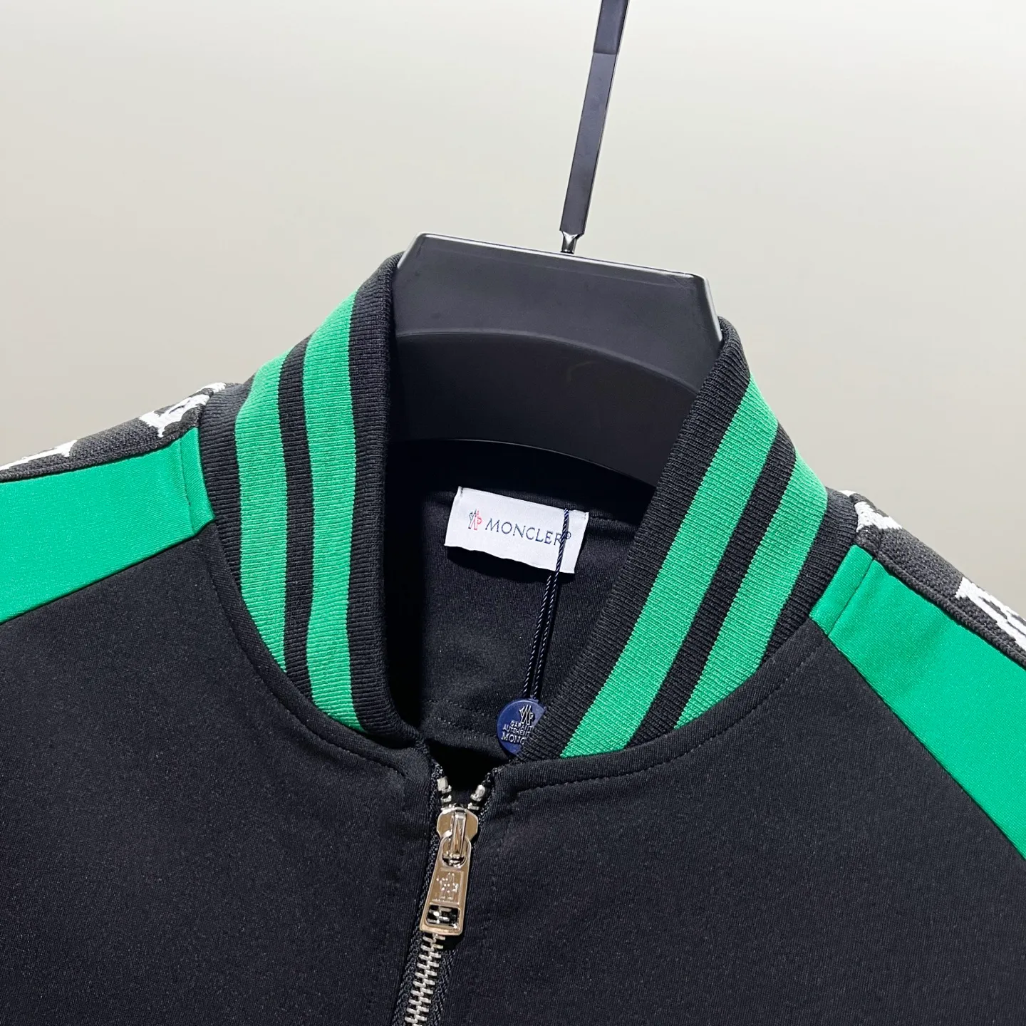 P270 MONCLER/Mask Customized fabric suit zipper jacket Color-blocking design embroidery🪡Micro-labeled LOGO hand sleeve webbing technology Official synchronization High version High quality Fashion personality Versatile trend Pure original quality Original fabric Hang tag Collar label Washed wheat Complete three labels Color: black and white. Black green. Black yellow. Size: S-2XL