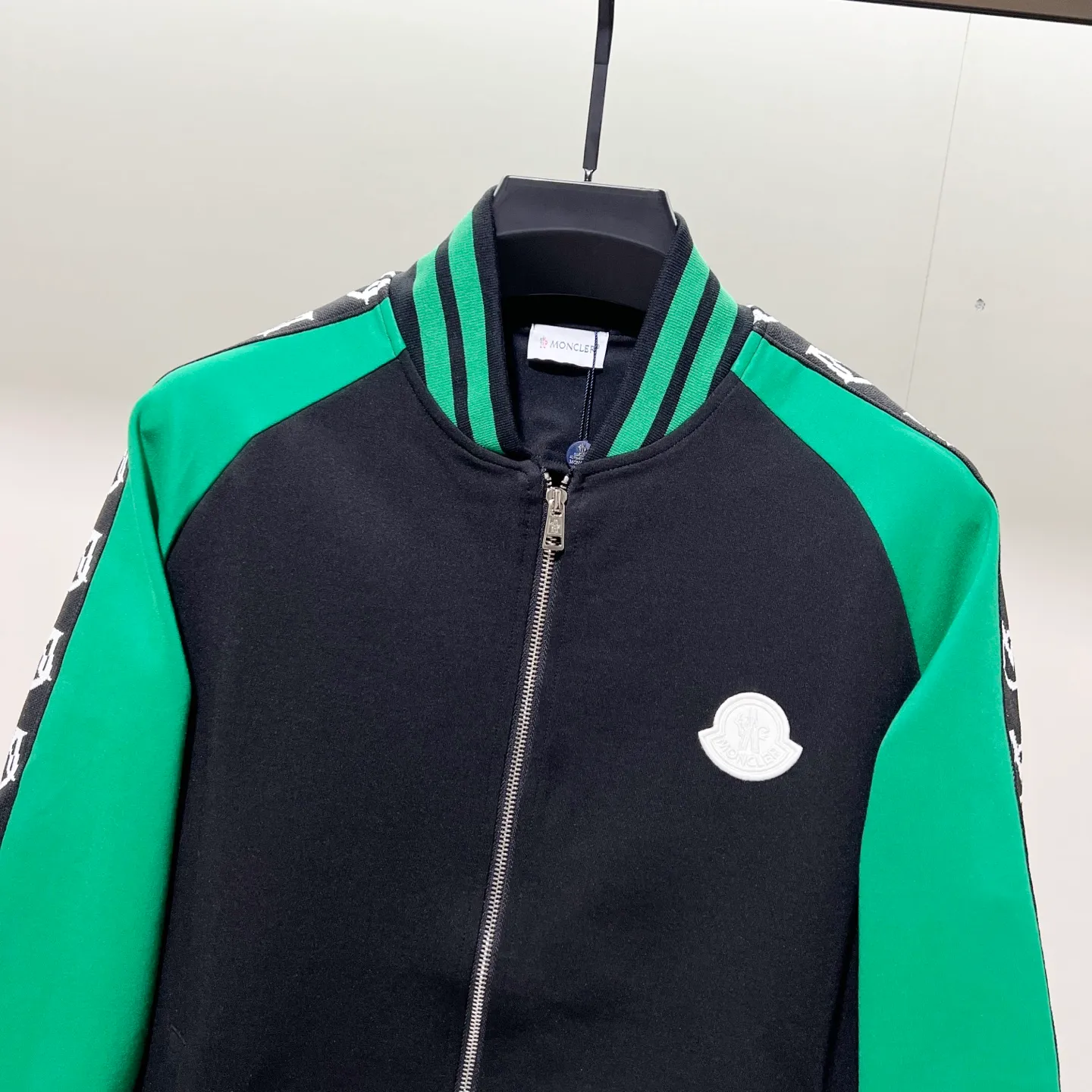 P270 MONCLER/Mask Customized fabric suit zipper jacket Color-blocking design embroidery🪡Micro-labeled LOGO hand sleeve webbing technology Official synchronization High version High quality Fashion personality Versatile trend Pure original quality Original fabric Hang tag Collar label Washed wheat Complete three labels Color: black and white. Black green. Black yellow. Size: S-2XL