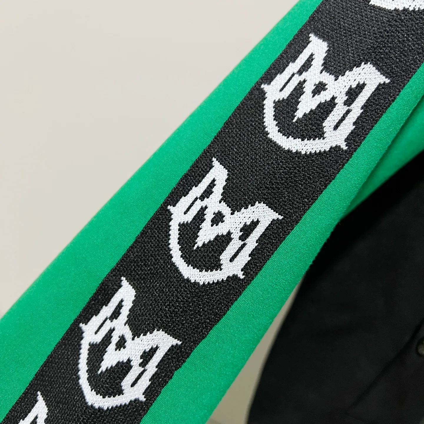 P270 MONCLER/Mask Customized fabric suit zipper jacket Color-blocking design embroidery🪡Micro-labeled LOGO hand sleeve webbing technology Official synchronization High version High quality Fashion personality Versatile trend Pure original quality Original fabric Hang tag Collar label Washed wheat Complete three labels Color: black and white. Black green. Black yellow. Size: S-2XL