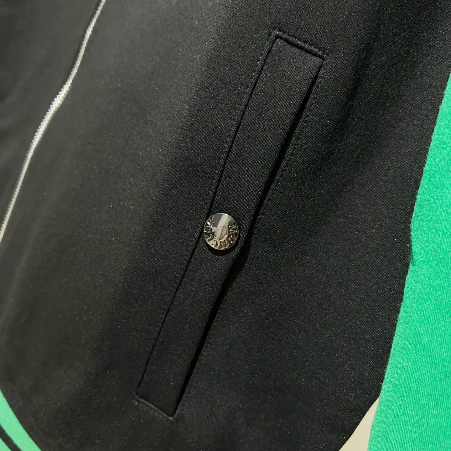 P270 MONCLER/Mask Customized fabric suit zipper jacket Color-blocking design embroidery🪡Micro-labeled LOGO hand sleeve webbing technology Official synchronization High version High quality Fashion personality Versatile trend Pure original quality Original fabric Hang tag Collar label Washed wheat Complete three labels Color: black and white. Black green. Black yellow. Size: S-2XL