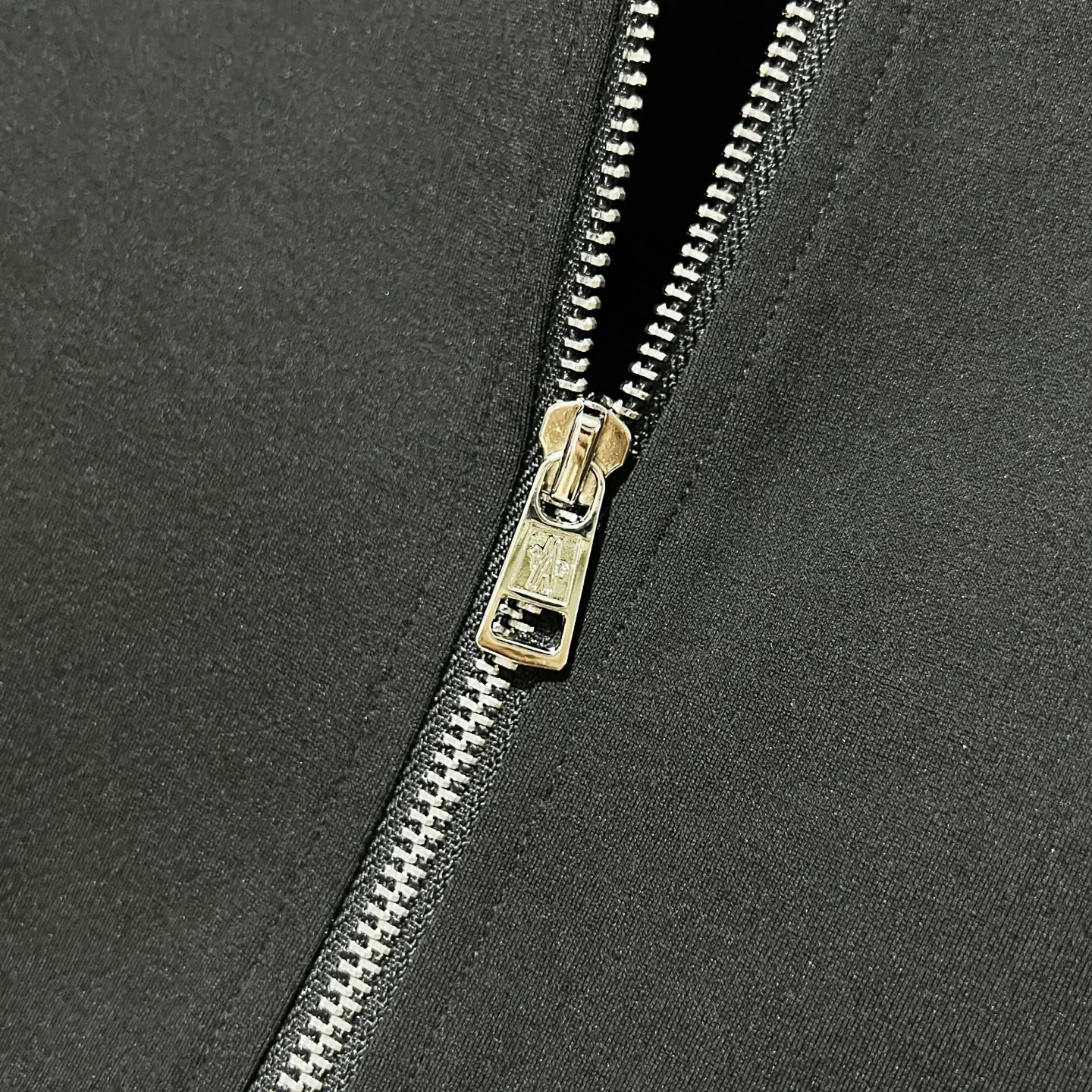 P270 MONCLER/Mask Customized fabric suit zipper jacket Color-blocking design embroidery🪡Micro-labeled LOGO hand sleeve webbing technology Official synchronization High version High quality Fashion personality Versatile trend Pure original quality Original fabric Hang tag Collar label Washed wheat Complete three labels Color: black and white. Black green. Black yellow. Size: S-2XL