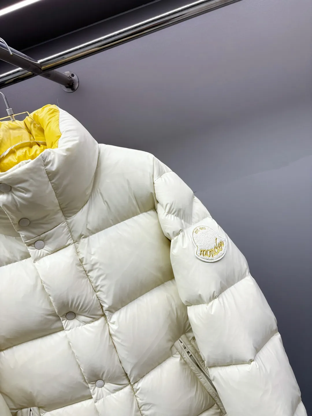 P1100 Moncler Tripiti men's down jacket purchased from the original version and developed with 90% gooseneck velvet filling, extremely full and light.  The Tripiti Men's Short Down Jacket is crafted from crisp fabric with a bold glossy finish. Original replacement fabric ➕Original matching hardware, I won’t go into too much detail on the hardware, the material alone is just a few days away from the market currency.  Product details: The Tripiti down jacket is made of functional glossy nylon fabric, which is comfortable and warm without being heavy. Chenille logo patch highlights the essence of the brand. Details: •Made in super laqué fabric •Nylon laqué lining •Filled down •Stand collar •Zip and snap fastening •Zip pockets •Adjustable cuffs •Drawstring hem •Chenille logo patch Size: M-XXXL Color: Black Beige