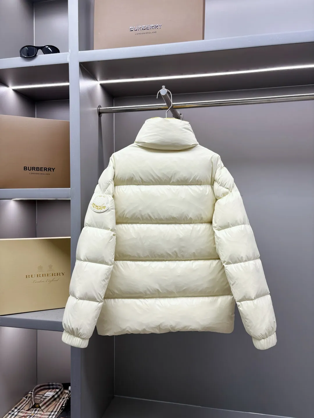 P1100 Moncler Tripiti men's down jacket purchased from the original version and developed with 90% gooseneck velvet filling, extremely full and light.  The Tripiti Men's Short Down Jacket is crafted from crisp fabric with a bold glossy finish. Original replacement fabric ➕Original matching hardware, I won’t go into too much detail on the hardware, the material alone is just a few days away from the market currency.  Product details: The Tripiti down jacket is made of functional glossy nylon fabric, which is comfortable and warm without being heavy. Chenille logo patch highlights the essence of the brand. Details: •Made in super laqué fabric •Nylon laqué lining •Filled down •Stand collar •Zip and snap fastening •Zip pockets •Adjustable cuffs •Drawstring hem •Chenille logo patch Size: M-XXXL Color: Black Beige
