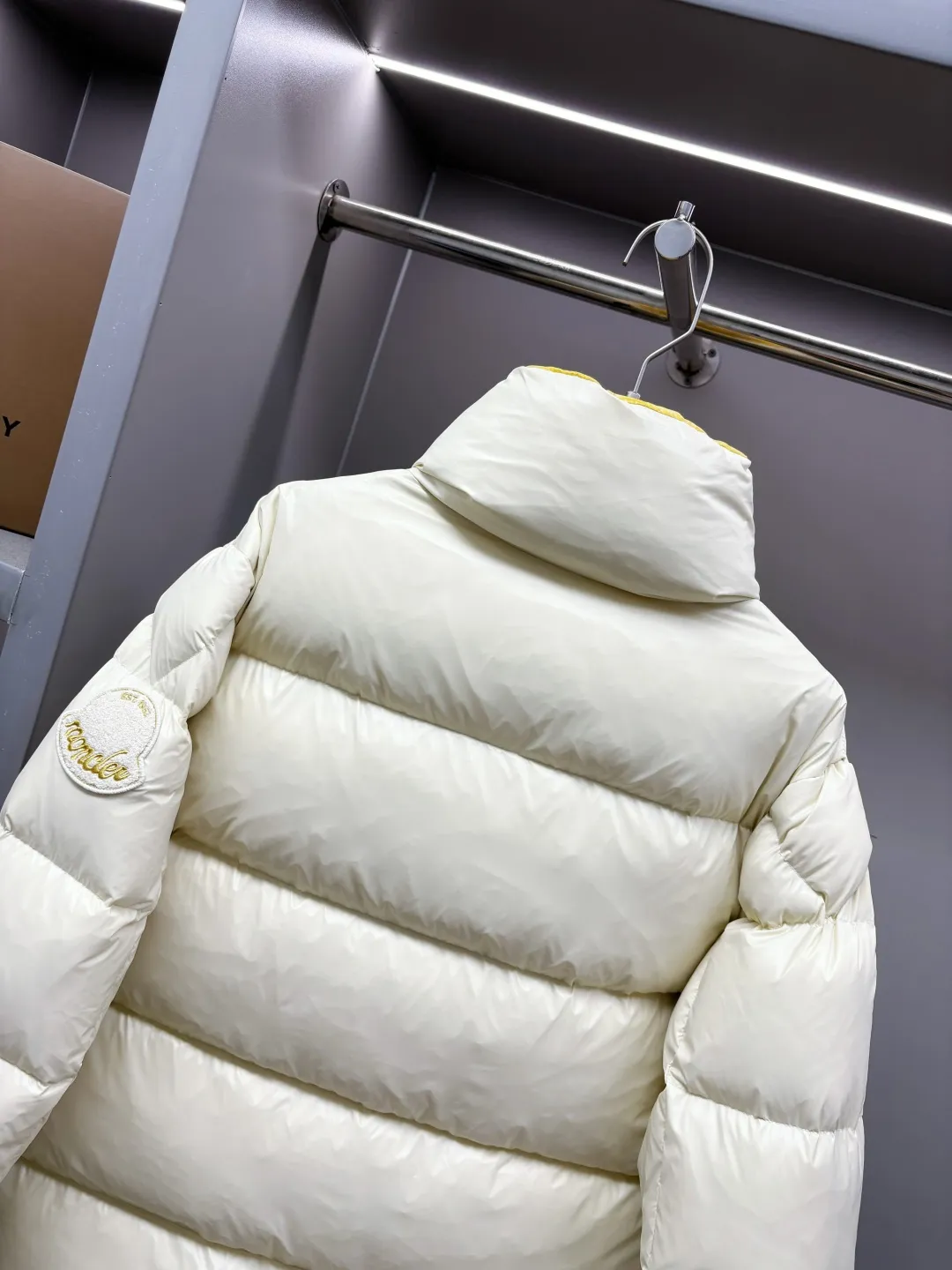 P1100 Moncler Tripiti men's down jacket purchased from the original version and developed with 90% gooseneck velvet filling, extremely full and light.  The Tripiti Men's Short Down Jacket is crafted from crisp fabric with a bold glossy finish. Original replacement fabric ➕Original matching hardware, I won’t go into too much detail on the hardware, the material alone is just a few days away from the market currency.  Product details: The Tripiti down jacket is made of functional glossy nylon fabric, which is comfortable and warm without being heavy. Chenille logo patch highlights the essence of the brand. Details: •Made in super laqué fabric •Nylon laqué lining •Filled down •Stand collar •Zip and snap fastening •Zip pockets •Adjustable cuffs •Drawstring hem •Chenille logo patch Size: M-XXXL Color: Black Beige