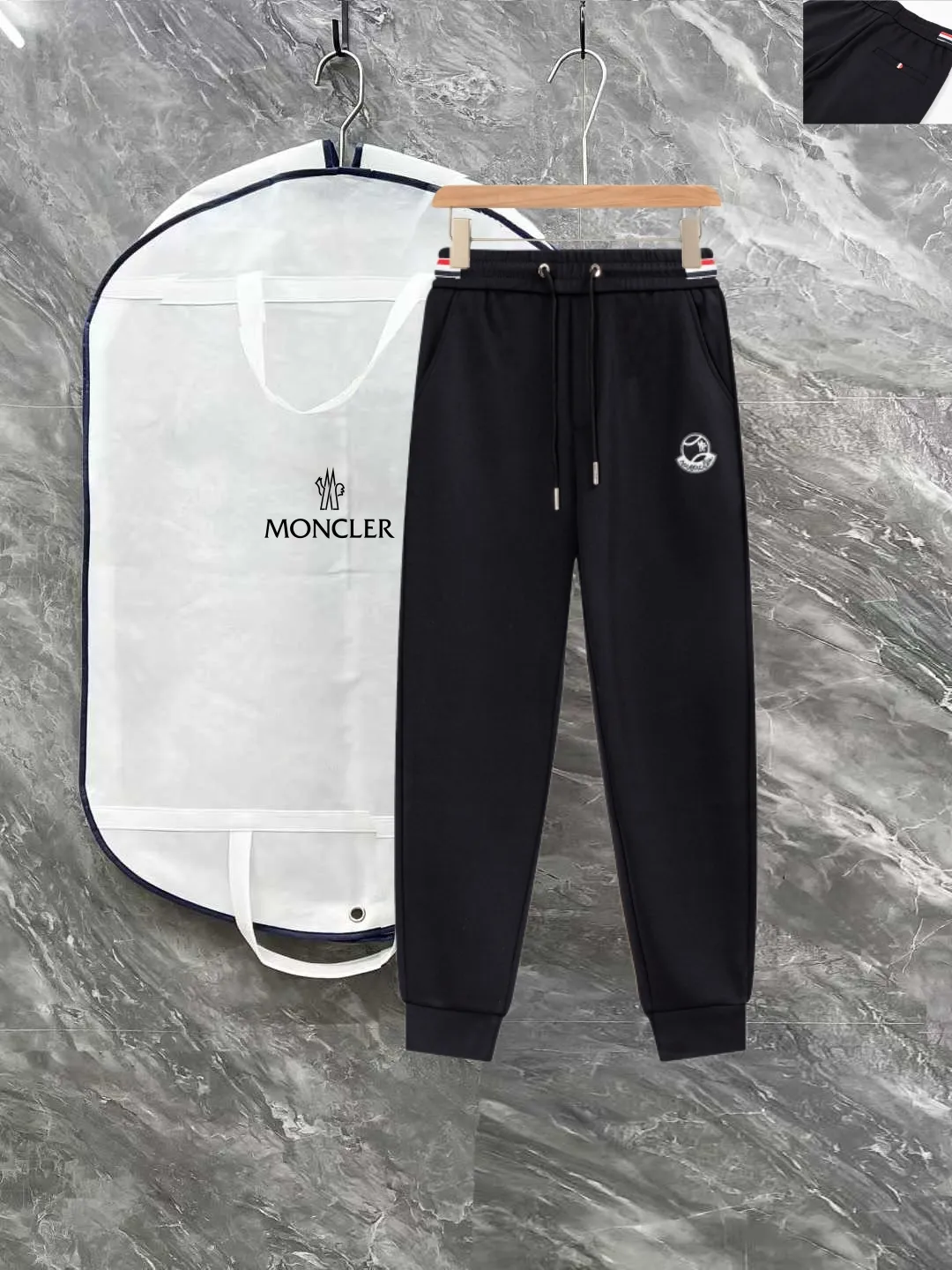 P290 Moncler new autumn trousers, European trade channels, direct delivery from Italian overseas warehouses, limited sales of overseas boutiques.  SS's new casual and fashionable sweatpants, these sweatpants use big-name designs to create a fashionable and trendy feel. The details are exquisitely processed, showing super high quality.  The pants are embellished with iconic brand logos to highlight the brand style and create a fashionable and diverse look. Carefully crafted from 100% imported fabrics, they are soft and comfortable, and are skin-friendly and warm. They are a pair of pants that are comfortable both at home and when going out. You can just wear a jacket and a sweater to go out~ Color: Black Size: M L XL 2XL 3XL