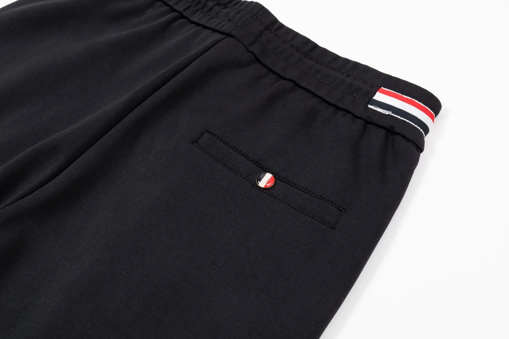P290 Moncler new autumn trousers, European trade channels, direct delivery from Italian overseas warehouses, limited sales of overseas boutiques.  SS's new casual and fashionable sweatpants, these sweatpants use big-name designs to create a fashionable and trendy feel. The details are exquisitely processed, showing super high quality.  The pants are embellished with iconic brand logos to highlight the brand style and create a fashionable and diverse look. Carefully crafted from 100% imported fabrics, they are soft and comfortable, and are skin-friendly and warm. They are a pair of pants that are comfortable both at home and when going out. You can just wear a jacket and a sweater to go out~ Color: Black Size: M L XL 2XL 3XL
