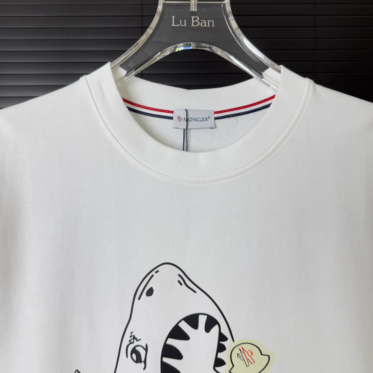 P170 A228 (Long-term replenishment, arrival the next day) MONCLER/Mask color block letter LOGO round neck short-sleeved T-shirt exclusive first launch high-definition The fabric is made of 300 grams of heavyweight pure cotton, customized with 32 counts of double thread, and washed twice for ready-to-wear. The fabric is comfortable and skin-friendly. It is custom-dyed fabric with high textile density and good drape. It is not easy to deform or shrink. The thick texture and compact spinning process will not affect the breathability of the fabric. The color saturation is very high. Imported Tajima embroidery technology has a good upper body effect. It is a versatile and good-looking short sleeve. The loose version covers the flesh and makes you slim. Size: S~XL Color: white black
