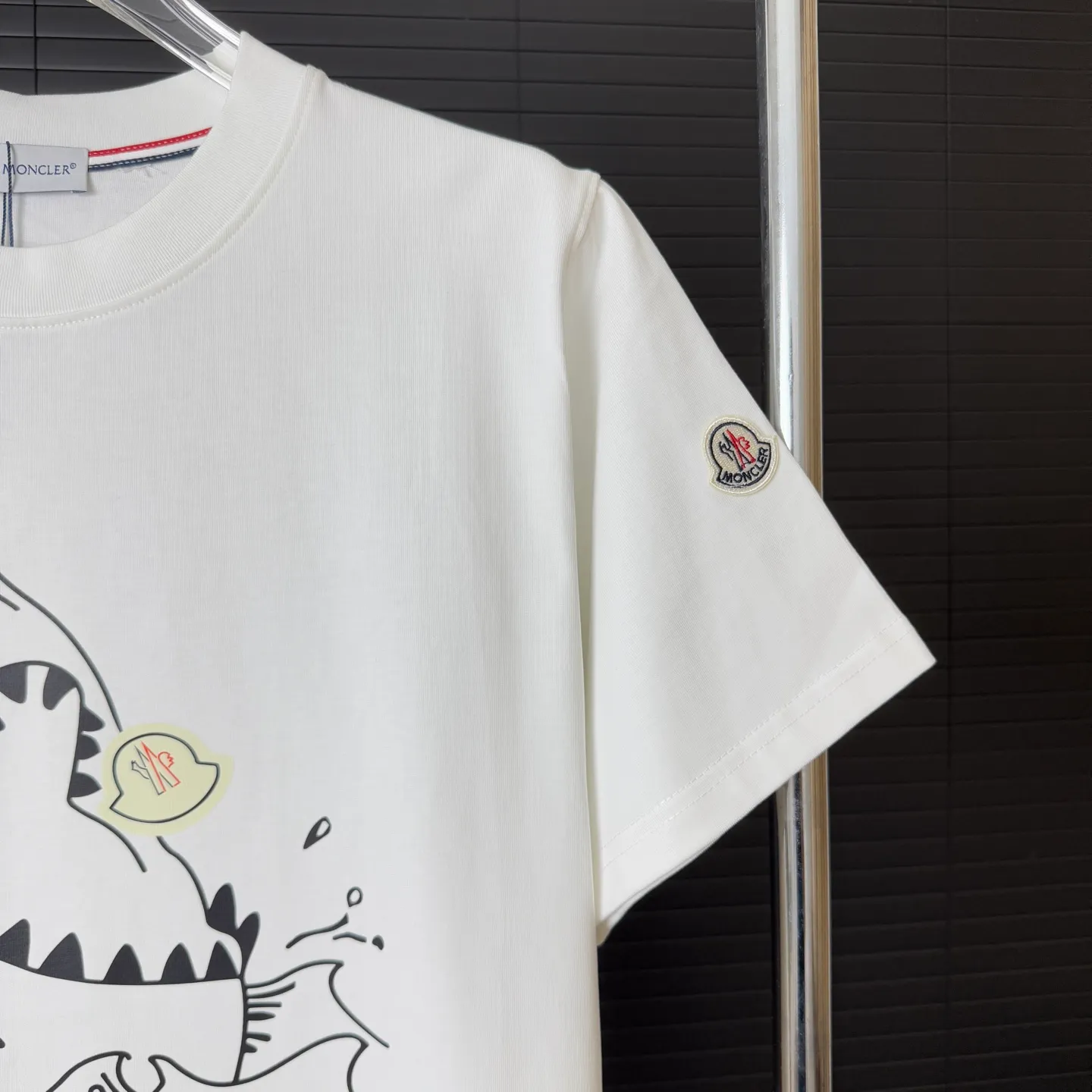 P170 A228 (Long-term replenishment, arrival the next day) MONCLER/Mask color block letter LOGO round neck short-sleeved T-shirt exclusive first launch high-definition The fabric is made of 300 grams of heavyweight pure cotton, customized with 32 counts of double thread, and washed twice for ready-to-wear. The fabric is comfortable and skin-friendly. It is custom-dyed fabric with high textile density and good drape. It is not easy to deform or shrink. The thick texture and compact spinning process will not affect the breathability of the fabric. The color saturation is very high. Imported Tajima embroidery technology has a good upper body effect. It is a versatile and good-looking short sleeve. The loose version covers the flesh and makes you slim. Size: S~XL Color: white black