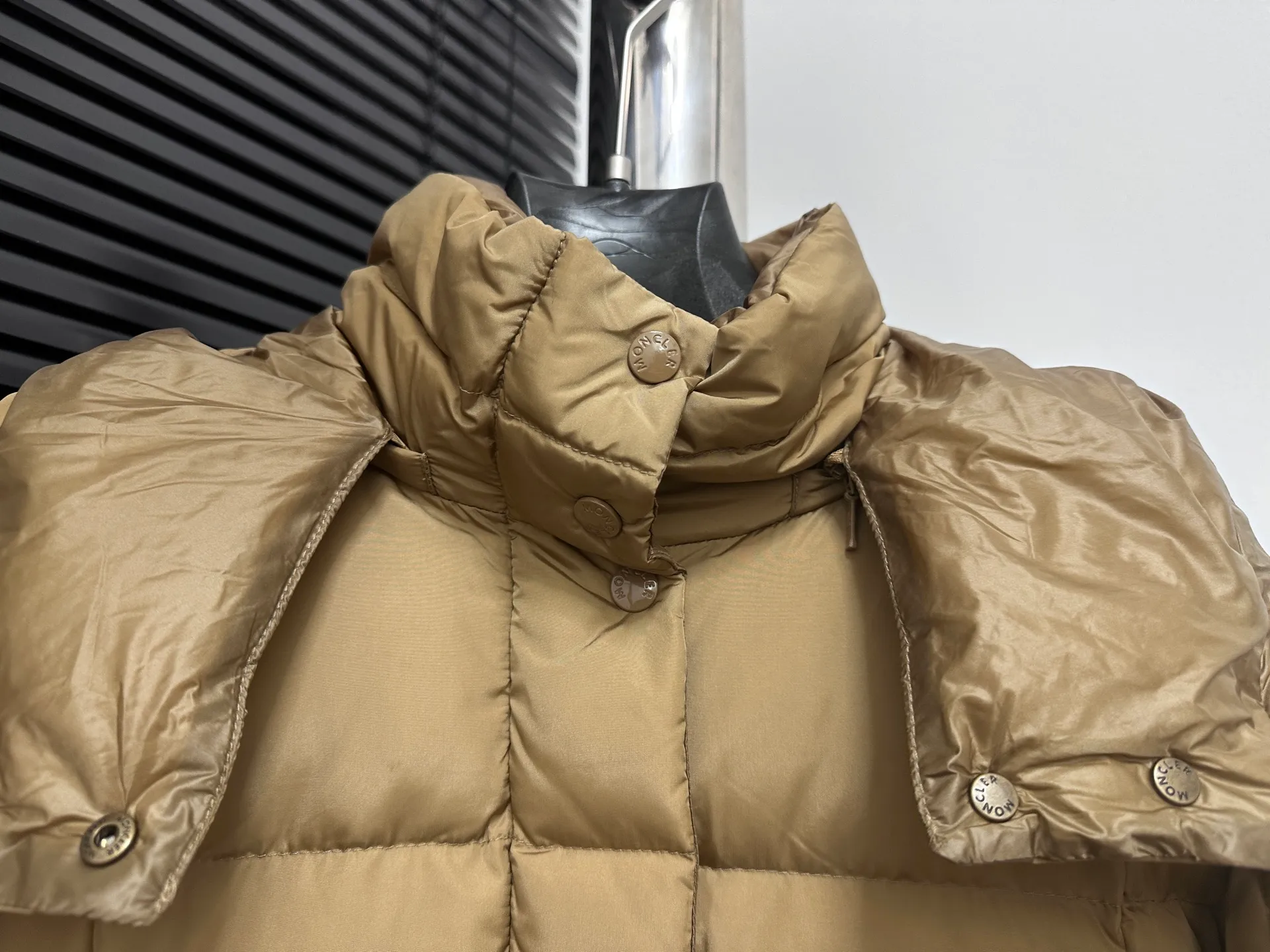 ￼ P920 【Moncler】New product Agneux waist-cinching black gold hooded short women's model Agneux down combines protective fabrics and exquisite textures. Short fit in functional nylon with a glossy satin finish. Paired with a nipped-in waist design, it outlines a feminine silhouette. Code number: 0 1 2 3