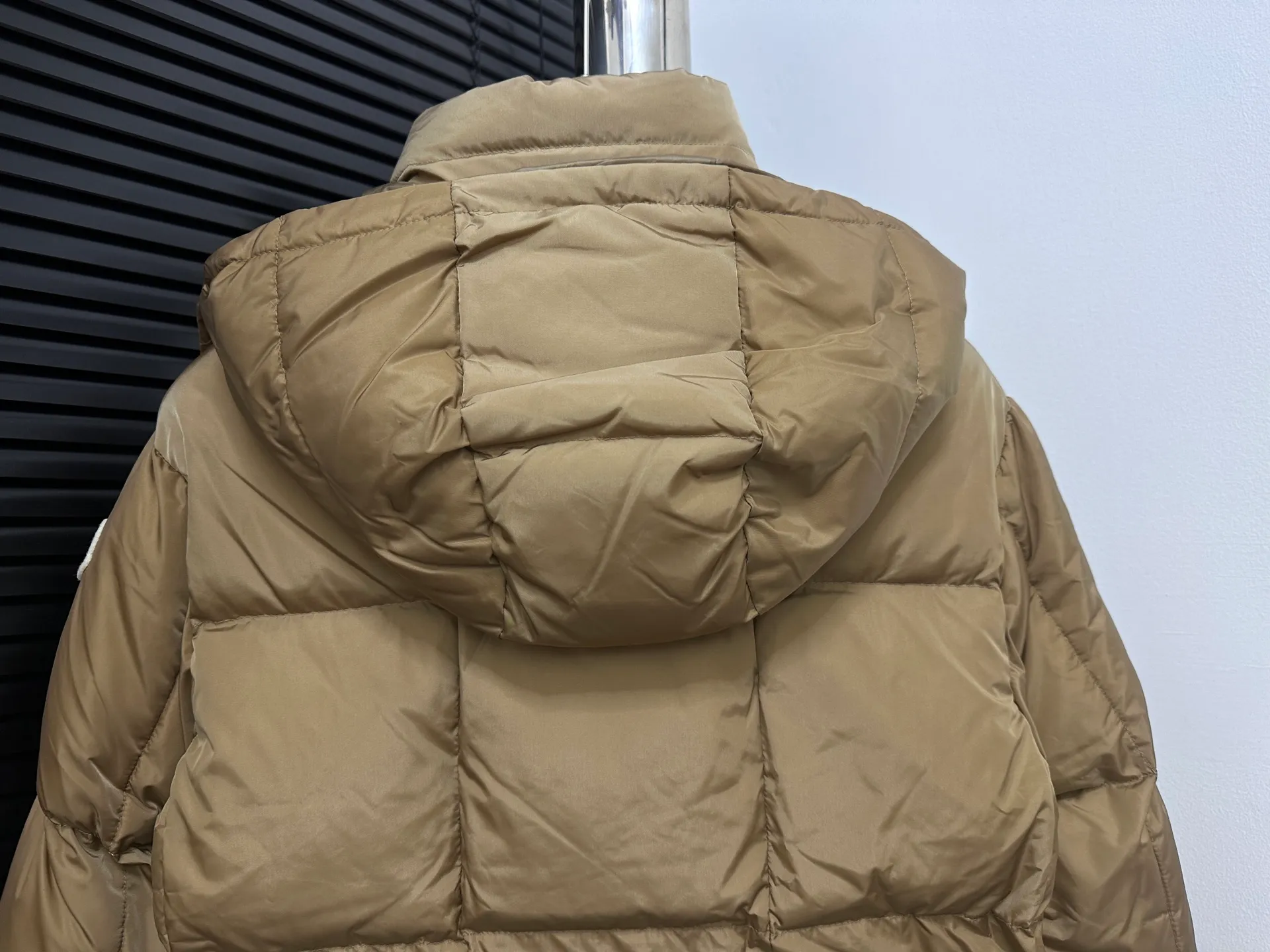￼ P920 【Moncler】New product Agneux waist-cinching black gold hooded short women's model Agneux down combines protective fabrics and exquisite textures. Short fit in functional nylon with a glossy satin finish. Paired with a nipped-in waist design, it outlines a feminine silhouette. Code number: 0 1 2 3
