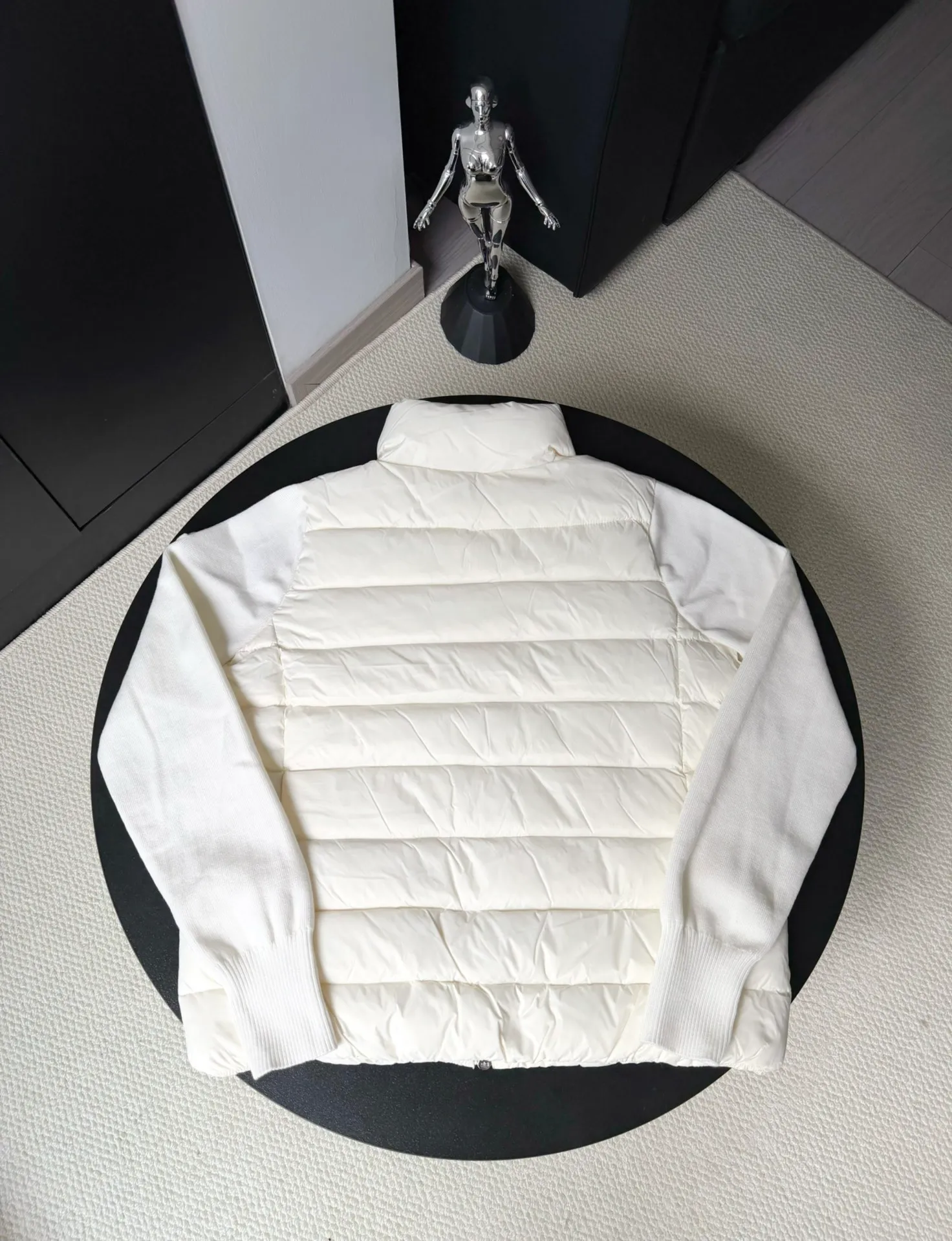 P560 Moncler/Mongolian 24Fw wool knitted splicing buckle down jacket Wool knitting splicing light wool splicing goose down lightweight women's buckle knitting 905 winter inner wear tool early autumn must-have item Rectangular quilted H version is versatile and not picky The splicing design is age-reducing and fashionable Imported lightweight memory silk fabric texture is breathable and lightweight Imported machine sewing line technology Wool is equipped with down filling A classic design piece that can be worn alone when the weather is nice or layered with it when the weather cools down. Wool knit style with down-filled front for warmth and protection Color: Black White Size: S.M.L