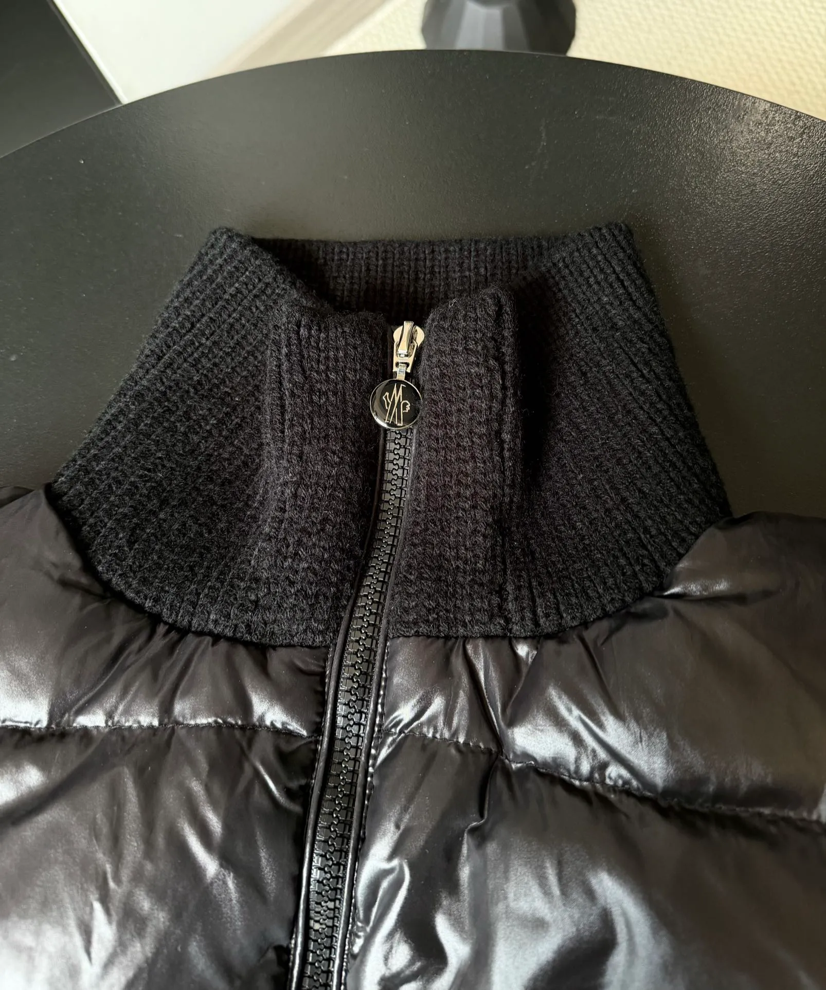 P580 Moncler/Mask 24FW wool knitted stitching stand collar women's down jacket. Made of 90 white duck down, 600 fill power, wool blended fabric at the cuffs, better texture, light and warm, four layers of lining, no velvet. Hot melt technology, one-time molding, wool felt embroidery logo attached to the shoulder, zipper fly stand collar design, simple and convenient double side oblique button pockets Stand-up collar design, windproof and warm, three-dimensional and full, highly practical Color: Off-white Black Size: 0.1.2.3