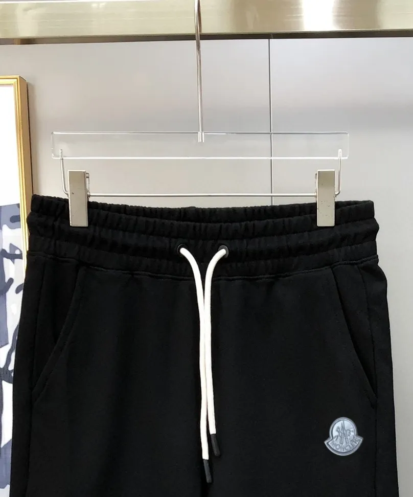 P230 Moncler 2024 new original men's casual shorts, the latest release on the official website of the counter, ✨ High-end quality, simple, fashionable and elegant ✨ Classic logo LOGO design, customized original imported 100% cotton fabric, simple and elegant, versatile style, elegant and handsome upper body, brand new sense of sight! The details are all in place, no one is picky about the upper body, and you must pay for your own money. Size: S-XL (can wear up to 185 pounds, please state your height and weight when placing an order) Black Gray