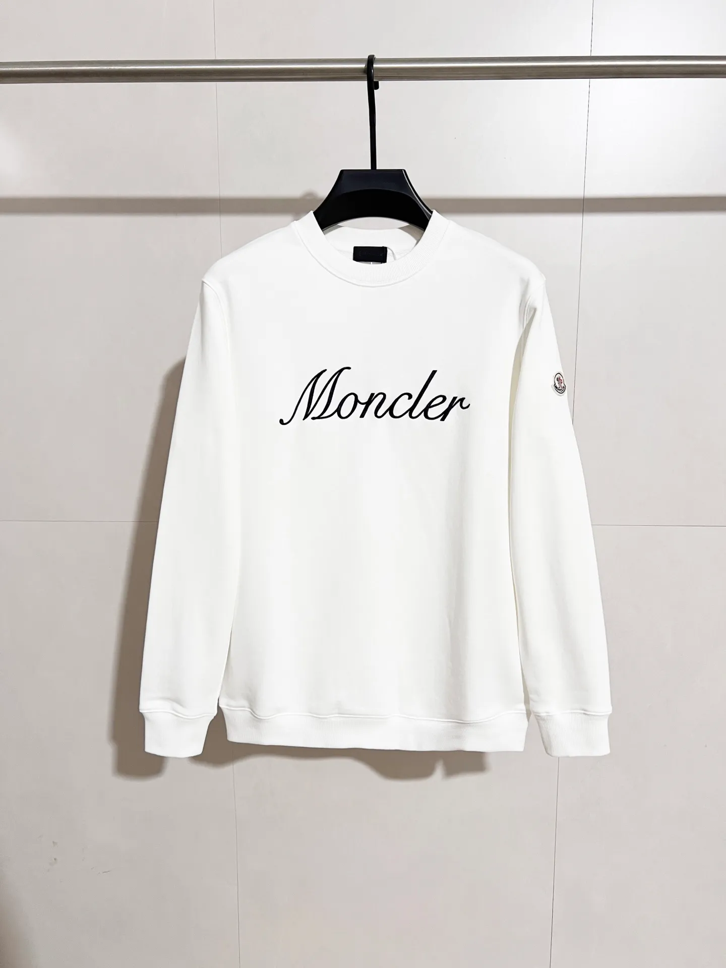 P290 ZP version) - Moncler Mouth Mouth 25 official website is new simultaneously. Letter embroidered armband badge round neck sweatshirt for men and women - Exclusive model. Made of original version custom-woven and dyed 480g bolin fabric. Thread thickening and dyeing in the same cylinder with zero color difference. Exclusive quality difference currency. Welcome to compare - Color: black white - Size: S M L XL