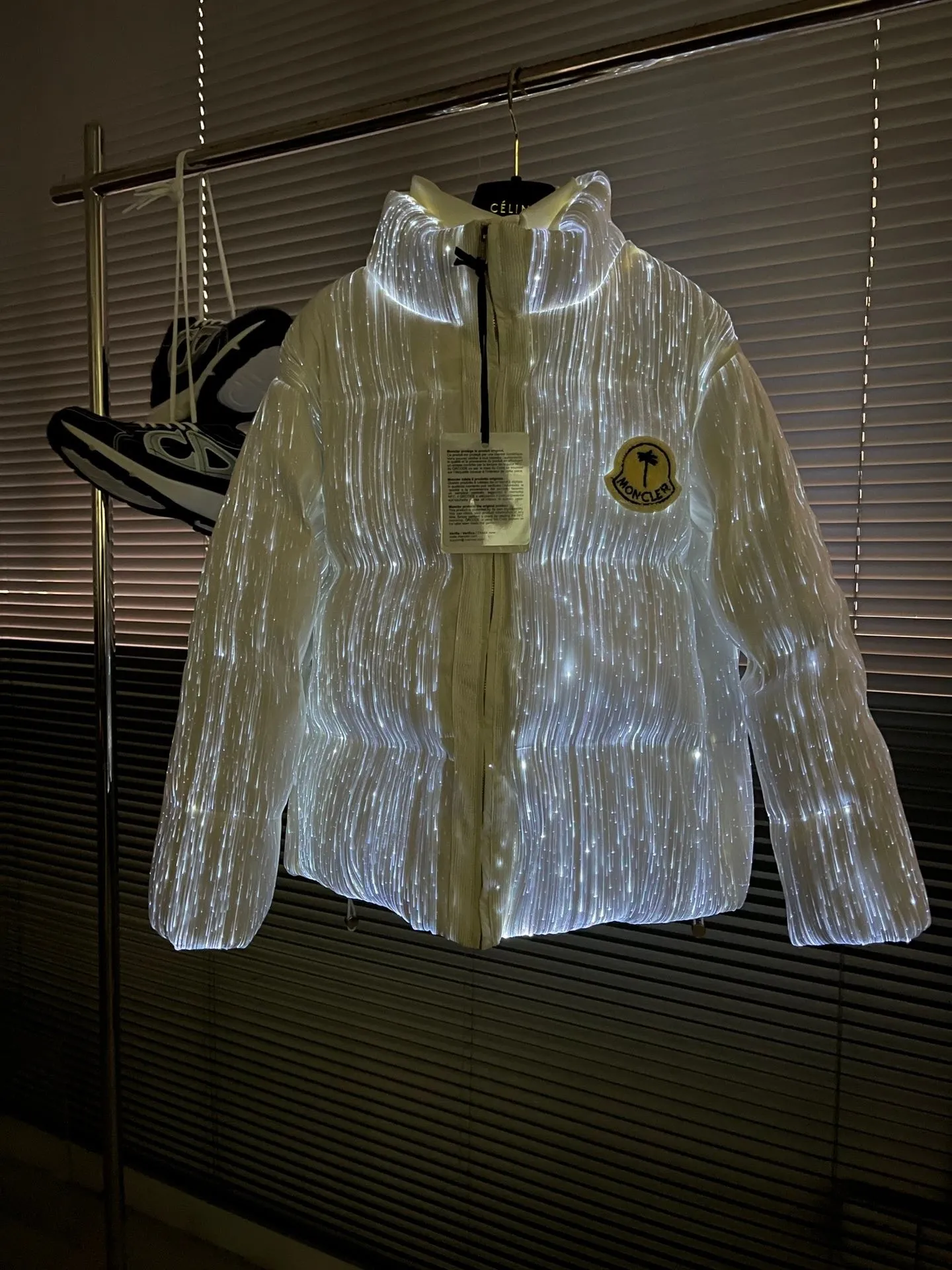 P2500 pre-ordered high-end non-refundable and non-exchangeable mon 70th anniversary masked co-branded Palm Angels luminous down jacket, classic Maya version, white color. The built-in power supply in the right pocket can turn on the device to light up, making it instantly cool. The unisex version has no hat. The iconic Moncler logo on the chest is paired with a palm tree. The luminous strips on the top are very delicate and can even shine. ⚠️⚠️Do not wash or dry clean. Same style for men and women.