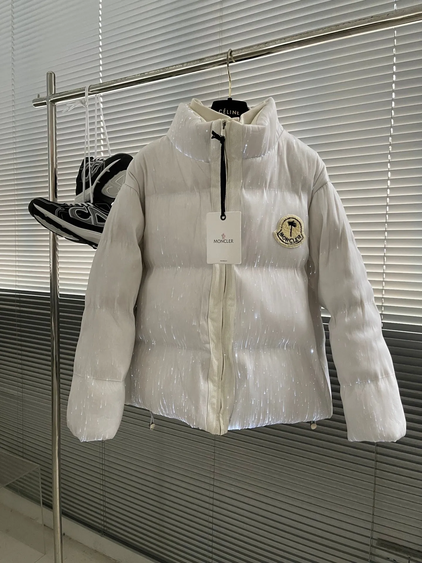 P2500 pre-ordered high-end non-refundable and non-exchangeable mon 70th anniversary masked co-branded Palm Angels luminous down jacket, classic Maya version, white color. The built-in power supply in the right pocket can turn on the device to light up, making it instantly cool. The unisex version has no hat. The iconic Moncler logo on the chest is paired with a palm tree. The luminous strips on the top are very delicate and can even shine. ⚠️⚠️Do not wash or dry clean. Same style for men and women.