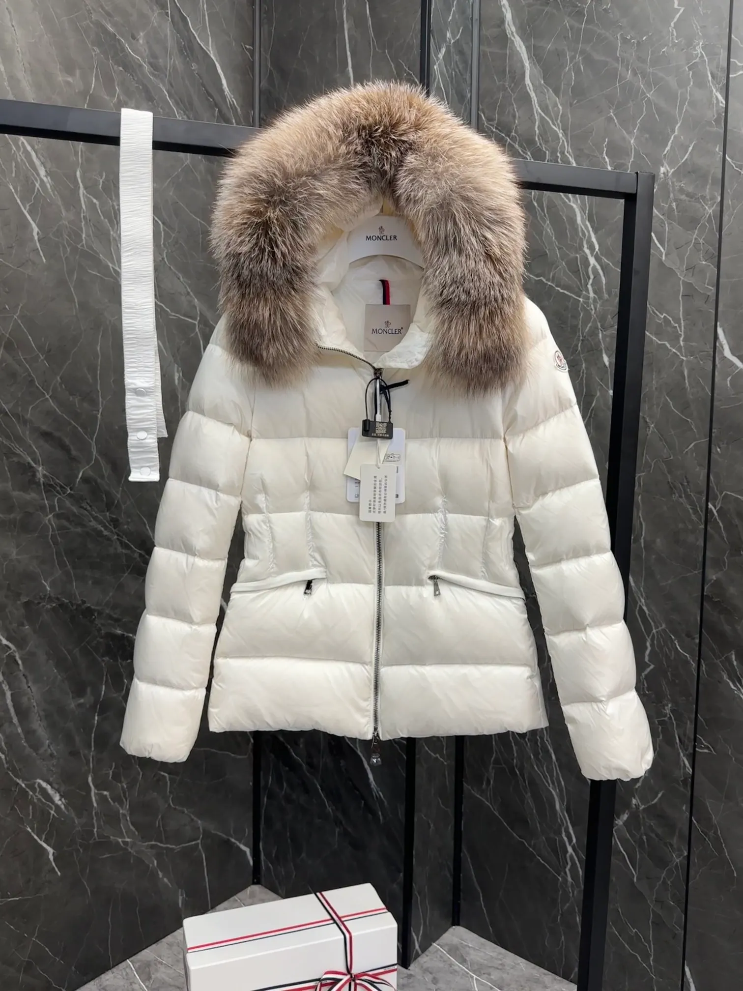 P920 Moncler Boed Women's Short Down Jacket Jacket The Boed women's down jacket is made of longue saison fabric and decorated with fur trim to provide warmth and care. (⚠️Fox fur collar imported from Finland, of course the fur collar needs to be larger to look good) The Boed down jacket has a soft silhouette design and is equipped with a delicate belt to create a sophisticated and elegant winter look. Made of longue saison fabric with wool trim on the hood. Details •Made from longue saison fabric •Longue saison lining •Filled with down •Hood with removable fleece trim •Two-way zipper closure •Elasticated waistband with patented snap buttons •Zip closure lateral pockets with grosgrain piping •Adjustable elastic cuffs Size: 1-4 Women's