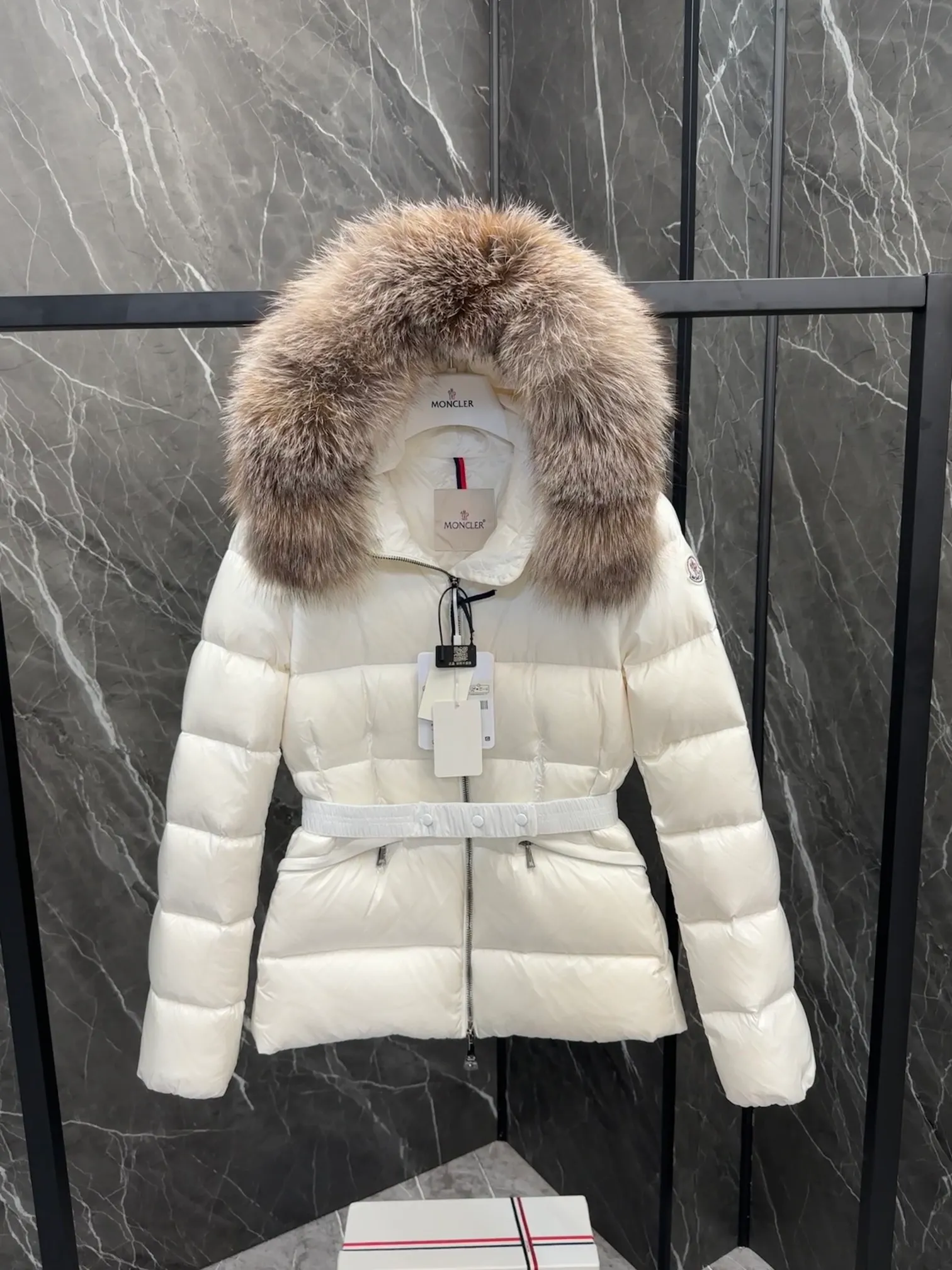 P920 Moncler Boed Women's Short Down Jacket Jacket The Boed women's down jacket is made of longue saison fabric and decorated with fur trim to provide warmth and care. (⚠️Fox fur collar imported from Finland, of course the fur collar needs to be larger to look good) The Boed down jacket has a soft silhouette design and is equipped with a delicate belt to create a sophisticated and elegant winter look. Made of longue saison fabric with wool trim on the hood. Details •Made from longue saison fabric •Longue saison lining •Filled with down •Hood with removable fleece trim •Two-way zipper closure •Elasticated waistband with patented snap buttons •Zip closure lateral pockets with grosgrain piping •Adjustable elastic cuffs Size: 1-4 Women's