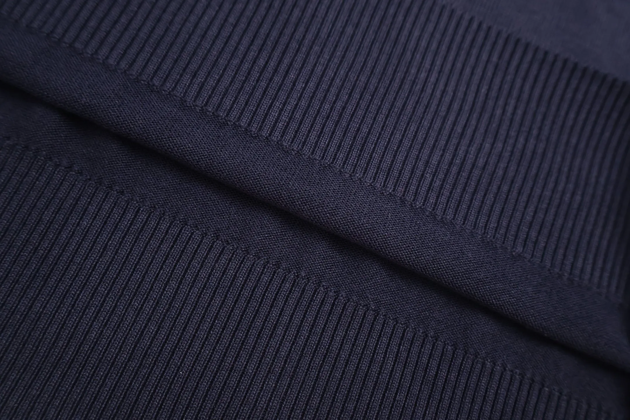 P440 Exclusive supply] Moncler color-blocked sleeve knitted sweater (navy blue). The original version was purchased and developed at 5550. It is spun with custom-dyed navy blue pure cotton yarn, and the computer plate-making positioning jacquard red and white color-blocked cuff pattern. Made with imported 16-needle knitting machine. The small mark on the arm is embroidered with red and blue insignia using a BEHRINGER imported embroidery machine, and then a Czech sewing machine is used to sew the upper body side by side. Size:M/L/XL/XL