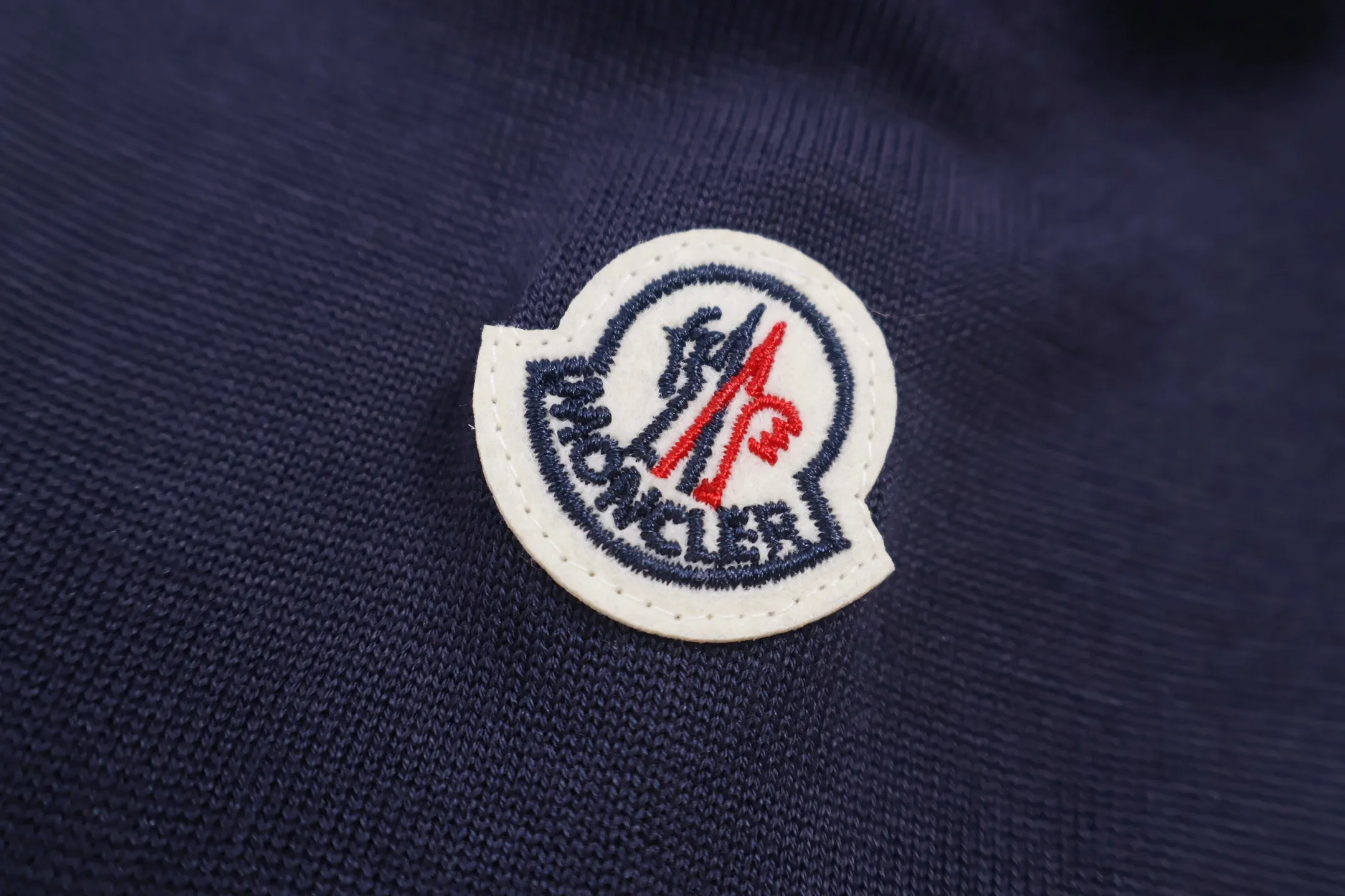 P440 Exclusive supply] Moncler color-blocked sleeve knitted sweater (navy blue). The original version was purchased and developed at 5550. It is spun with custom-dyed navy blue pure cotton yarn, and the computer plate-making positioning jacquard red and white color-blocked cuff pattern. Made with imported 16-needle knitting machine. The small mark on the arm is embroidered with red and blue insignia using a BEHRINGER imported embroidery machine, and then a Czech sewing machine is used to sew the upper body side by side. Size:M/L/XL/XL