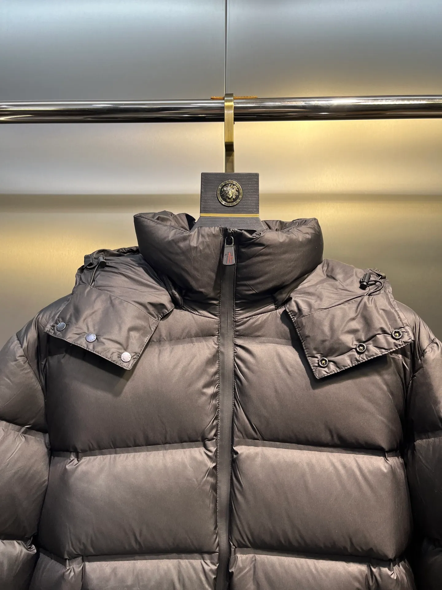 P1240 Special grade 95 velvet 𝐌𝐎𝐍𝐂𝐋𝐄𝐑 Mouth 2025 new ski suit Moner ski suit is an immortal legend that highlights the style and temperament. Autumn and winter Mon*ler Grenoble series laminated wind and snow. Official website for sale +. It adds a simple and fashionable look to the style. The multi-purpose down provides excellent functionality and thermal protection. The texture and materials are unmatched by ordinary workshop products. The best-selling laminated wind and snow jacket. The styles vary every year. It depends on the classic extension design, but whether the sense of excellence is satisfied requires personal taste! The latest Gore-tex nylon fiber fabric has a more significant waterproof and breathable effect. It is different from the PU-coated fabrics on the market. The interior is equipped with Toray polyester nylon cloth, and the texture and feel are undoubtedly excellent. The windproof, cold and warm effect is excellent, and velvet locking is a must... DIST European standard 90% goose down and 10% feathers. The advanced direct-fill velvet technology makes inferior products directly slap in the face. Anyone who wears it will know the power of warmth! The main body is light and breathable, fluffy and full, extending to every part of the body without any odor! The interior is equipped with an elastic wind and snow skirt for better wrapping, and the sleeves are windproof and sewn together, which makes the windproof and cold-resistant effect more significant. The glued waterproof zipper design is also an essential skill for Grenble ski suits. Color: black Khaki Navy Size: 1-5
